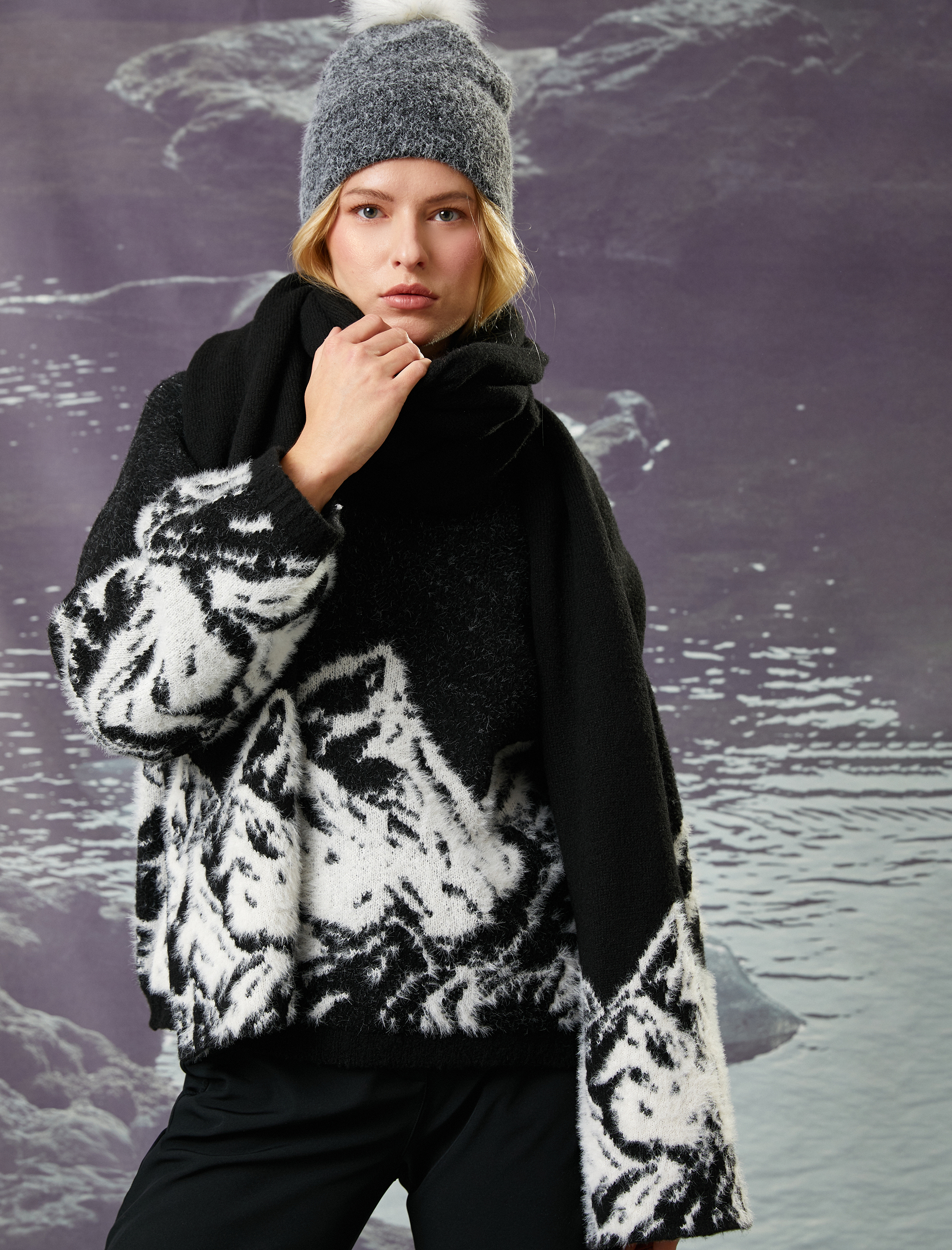   Koton X Şahika Ercümen - Dağ Desenli Dik Yaka Örgü Kazak