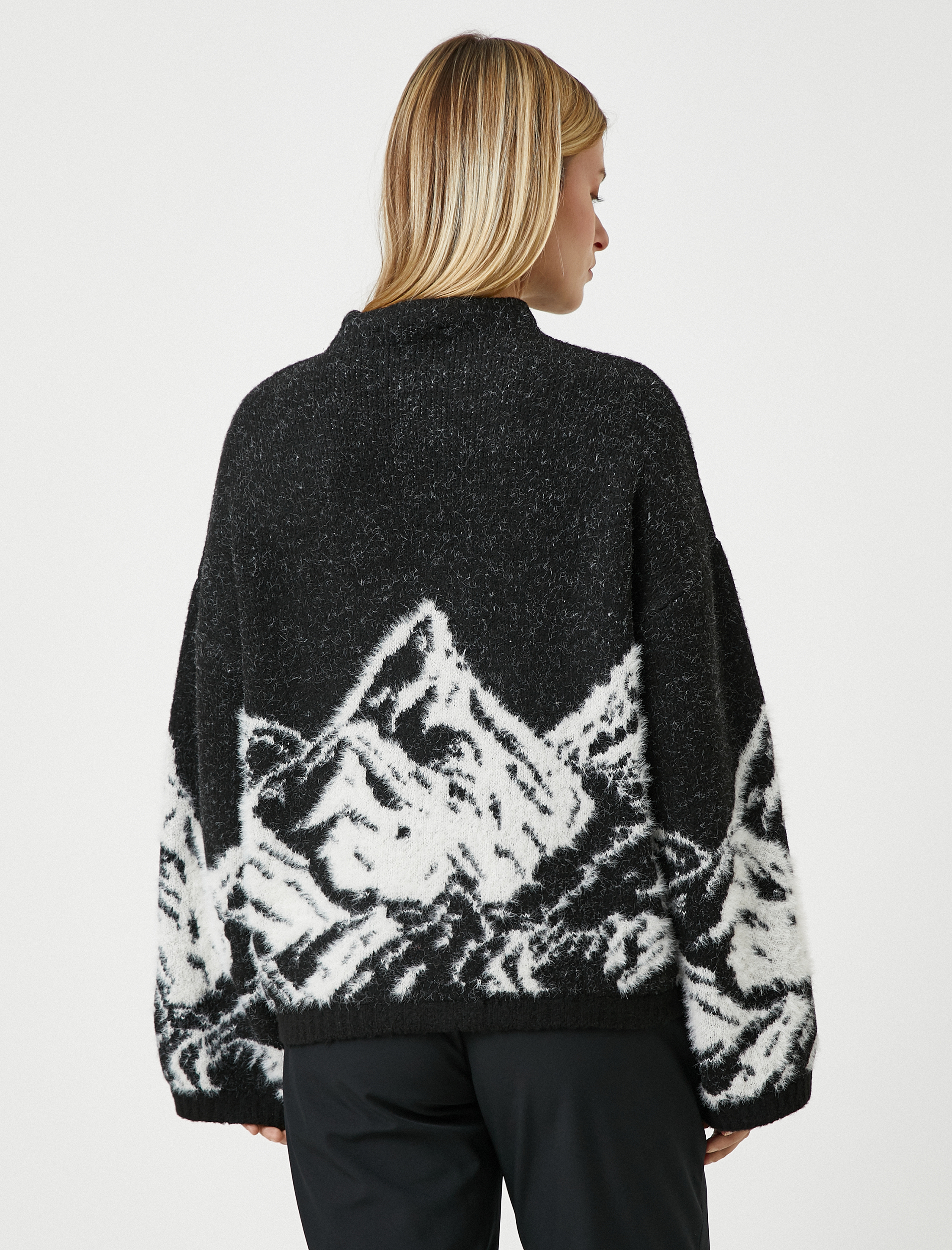   Koton X Şahika Ercümen - Dağ Desenli Dik Yaka Örgü Kazak