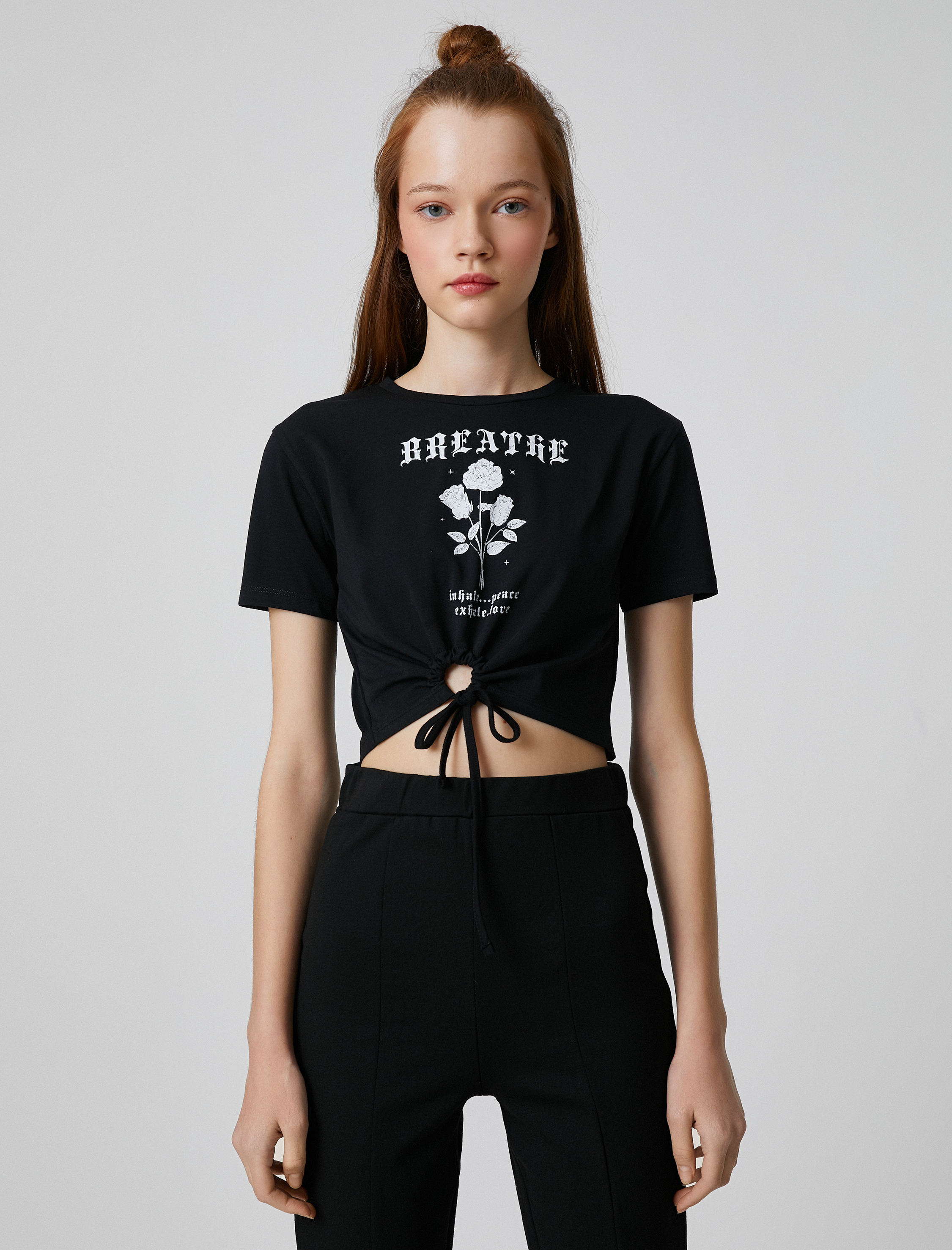   Crop Tişört Baskılı Pencere Detaylı Kısa Kollu