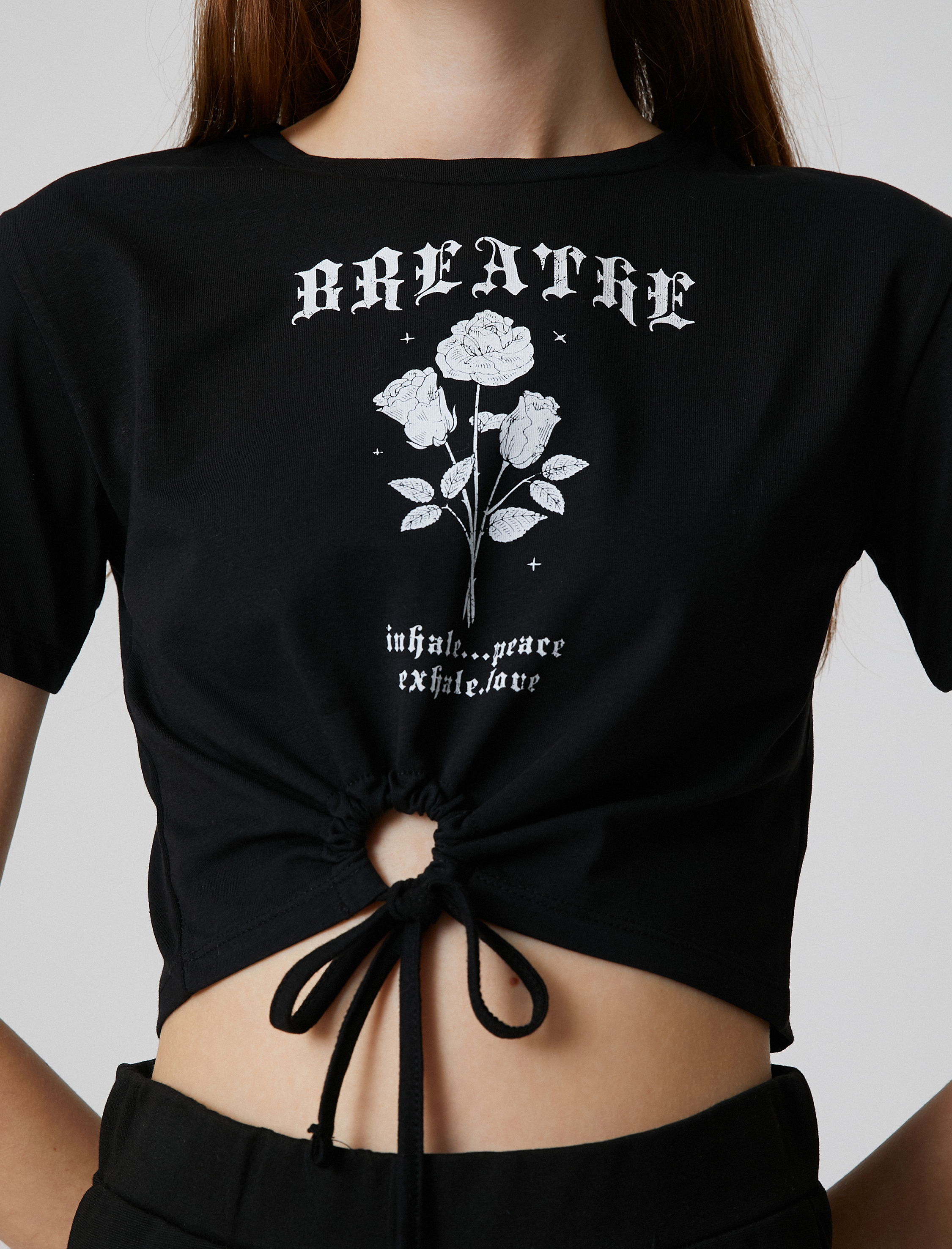   Crop Tişört Baskılı Pencere Detaylı Kısa Kollu