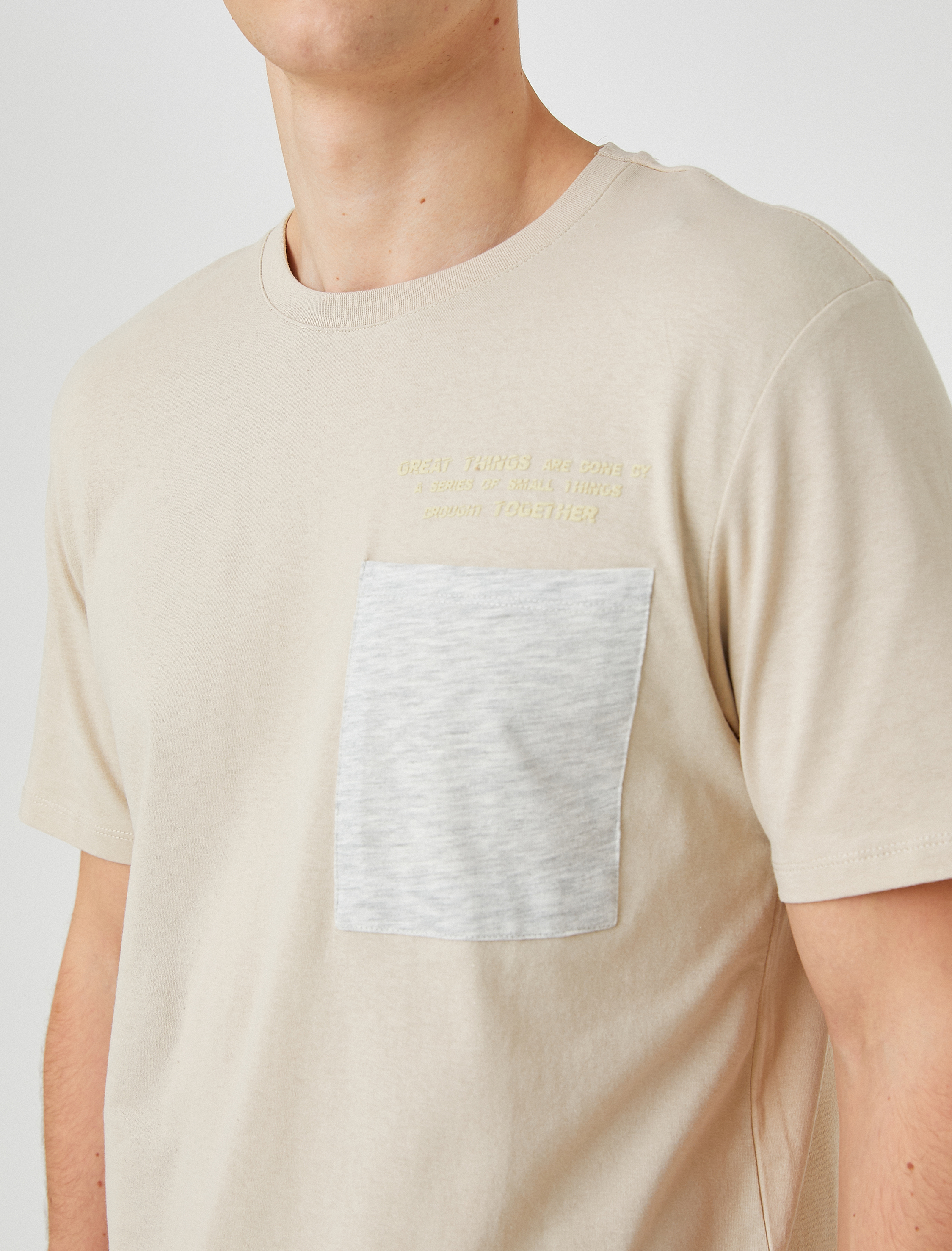   Slogan İşlemeli Tişört Cep Detaylı Bisiklet Yaka