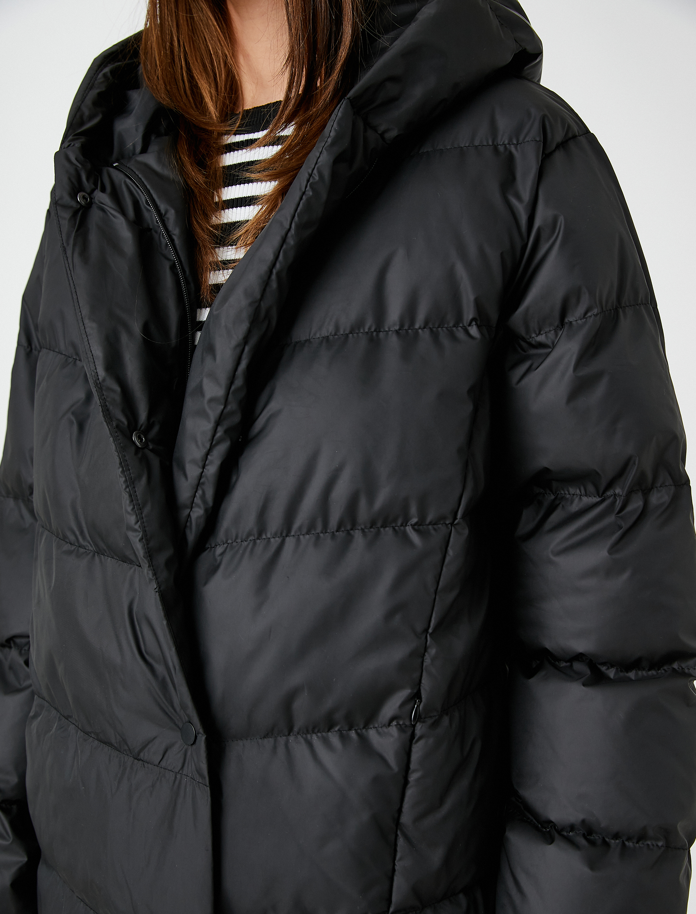   Uzun Şişme Mont Kapüşonlu Çıtçıtlı Fermuarlı