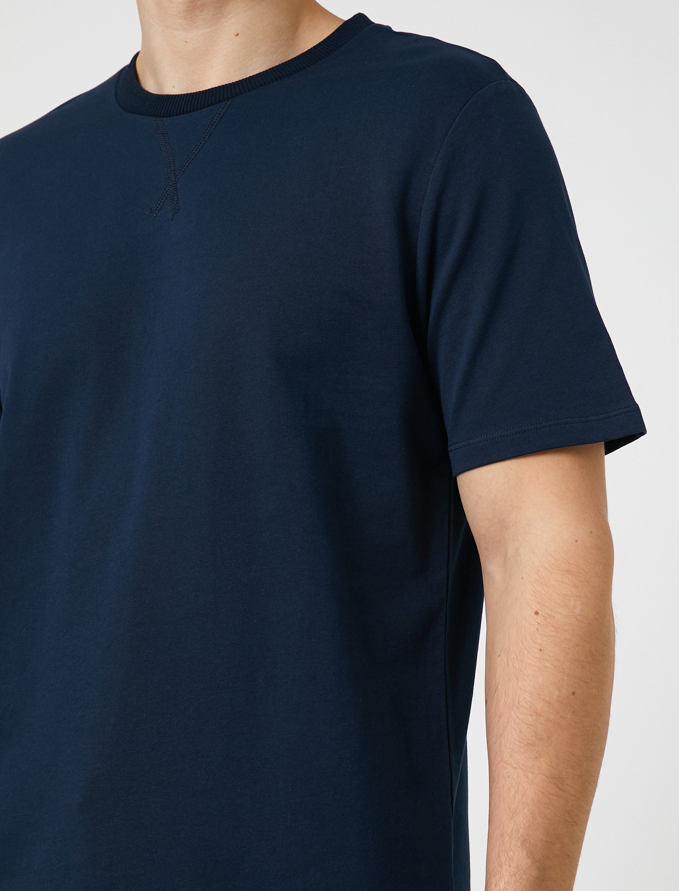   Basic Tişört Etiket Detaylı Bisiklet Yaka Kısa Kollu