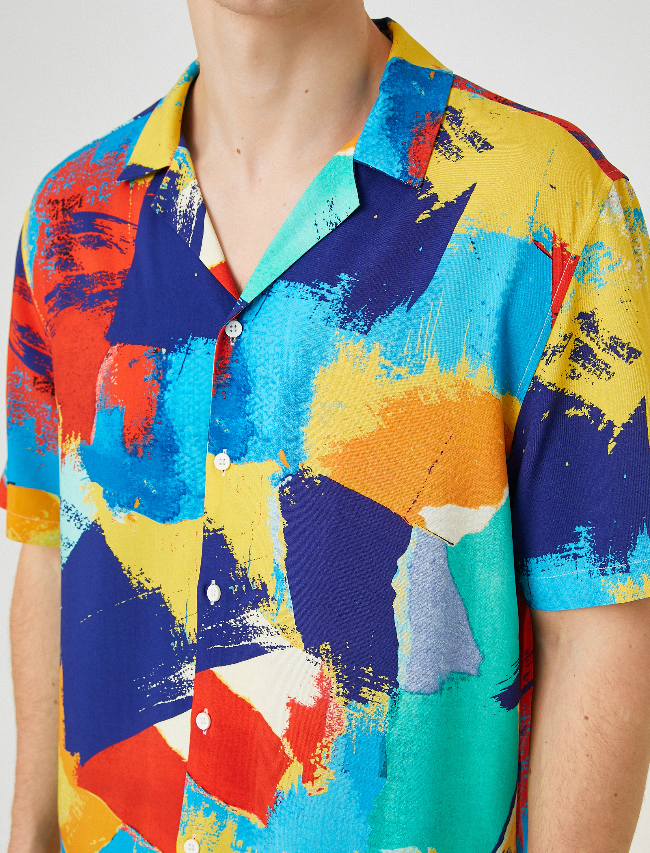   Yazlık Gömlek Kısa Kollu Devrik Yaka Soyut Baskı Detaylı