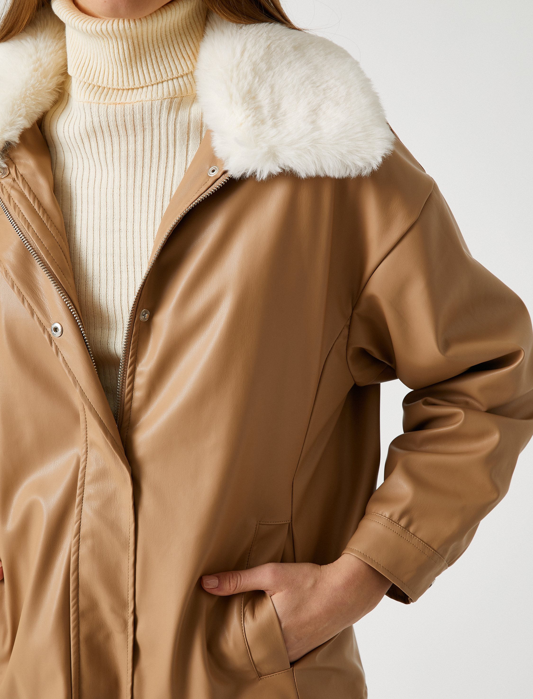   Deri Görünümlü Ceket Yakası Suni Kürklü Cep Detaylı