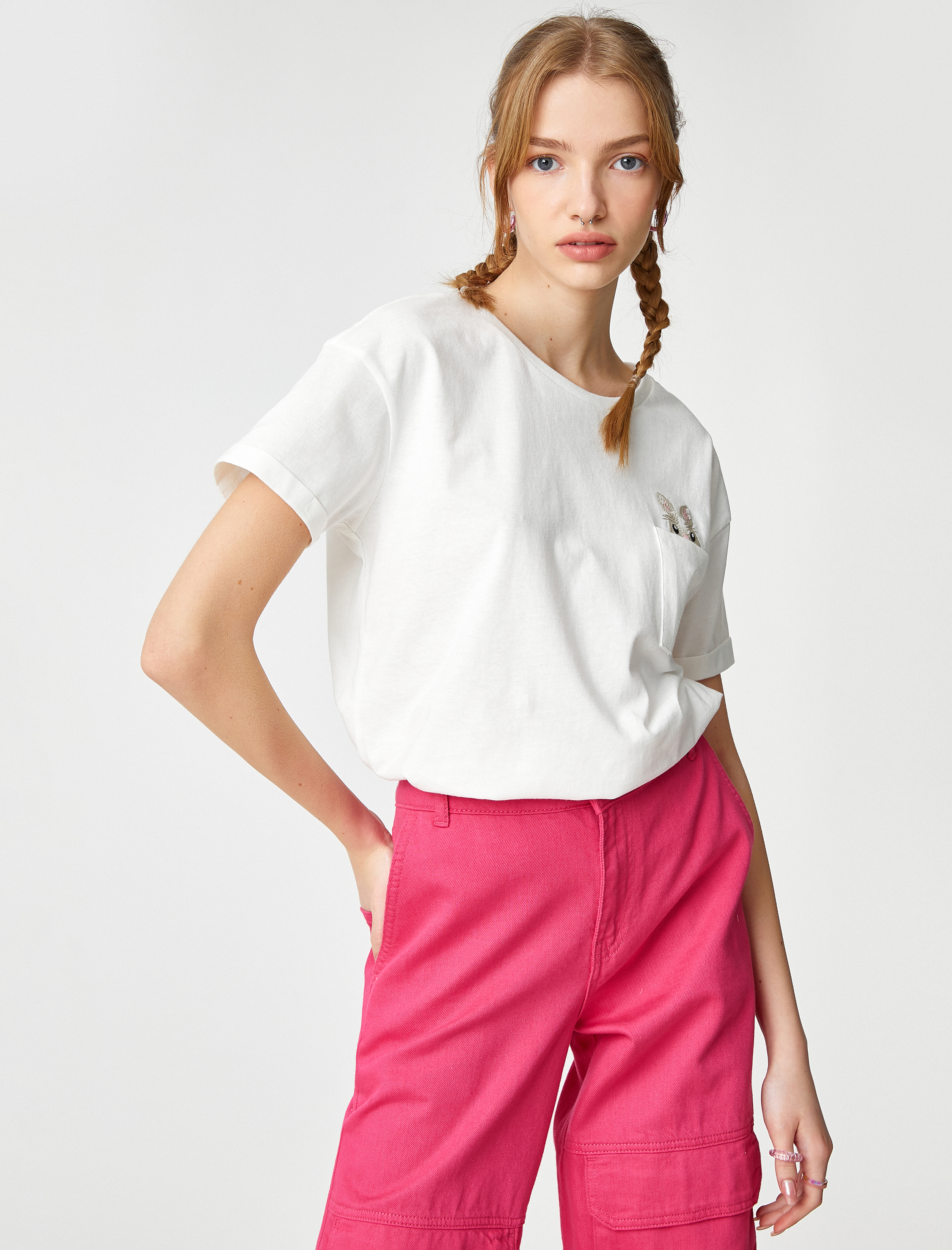   Pamuklu Tişört Kısa Kollu Bisiklet Yaka Cep Detaylı Nakışlı