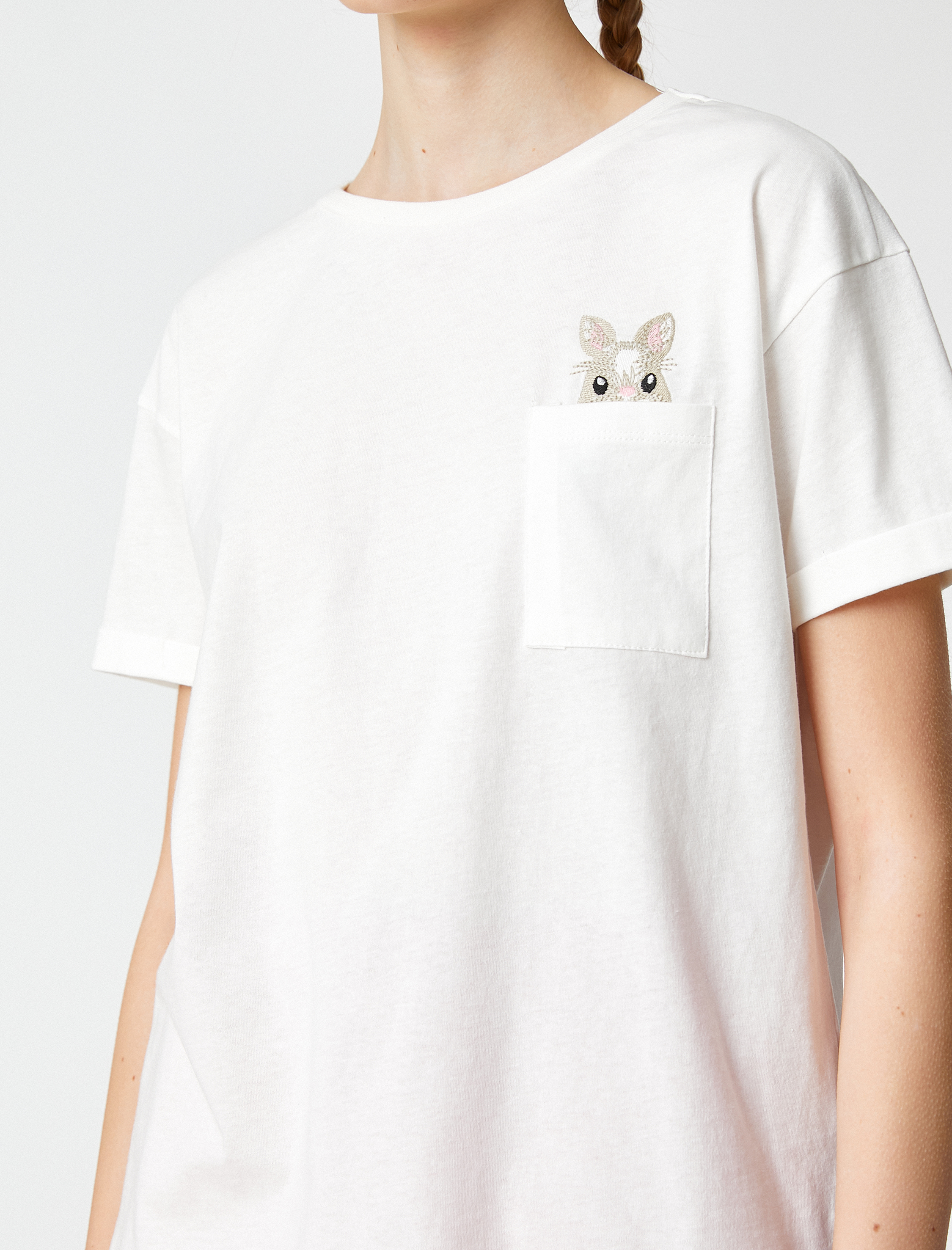   Pamuklu Tişört Kısa Kollu Bisiklet Yaka Cep Detaylı Nakışlı