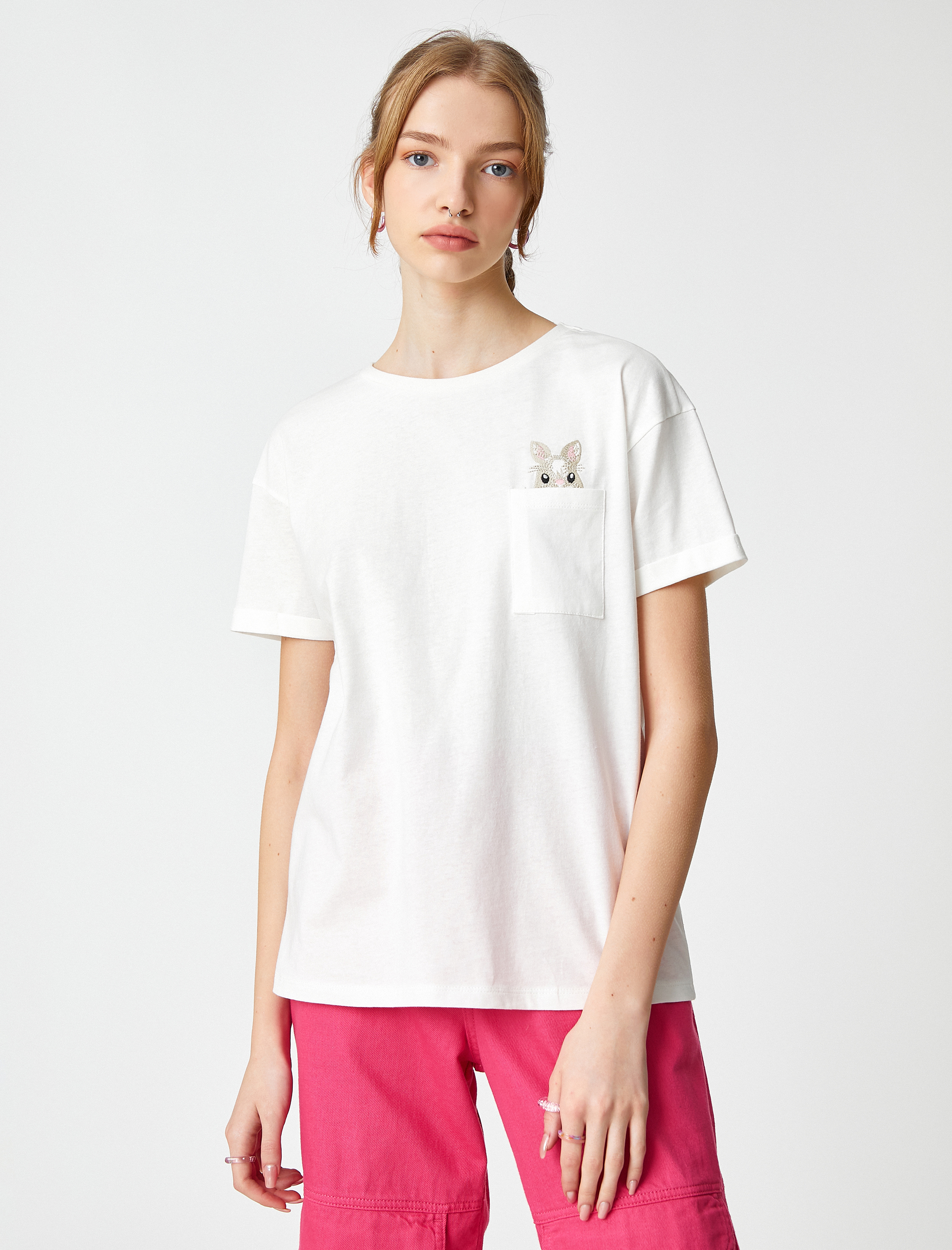   Pamuklu Tişört Kısa Kollu Bisiklet Yaka Cep Detaylı Nakışlı