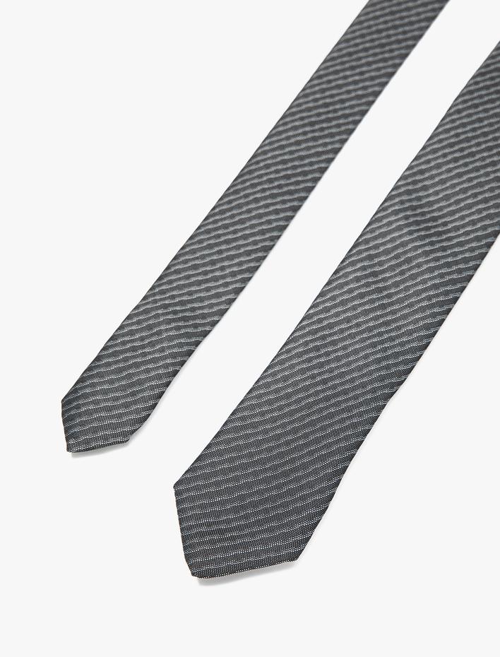  Şerit Desenli Kravat