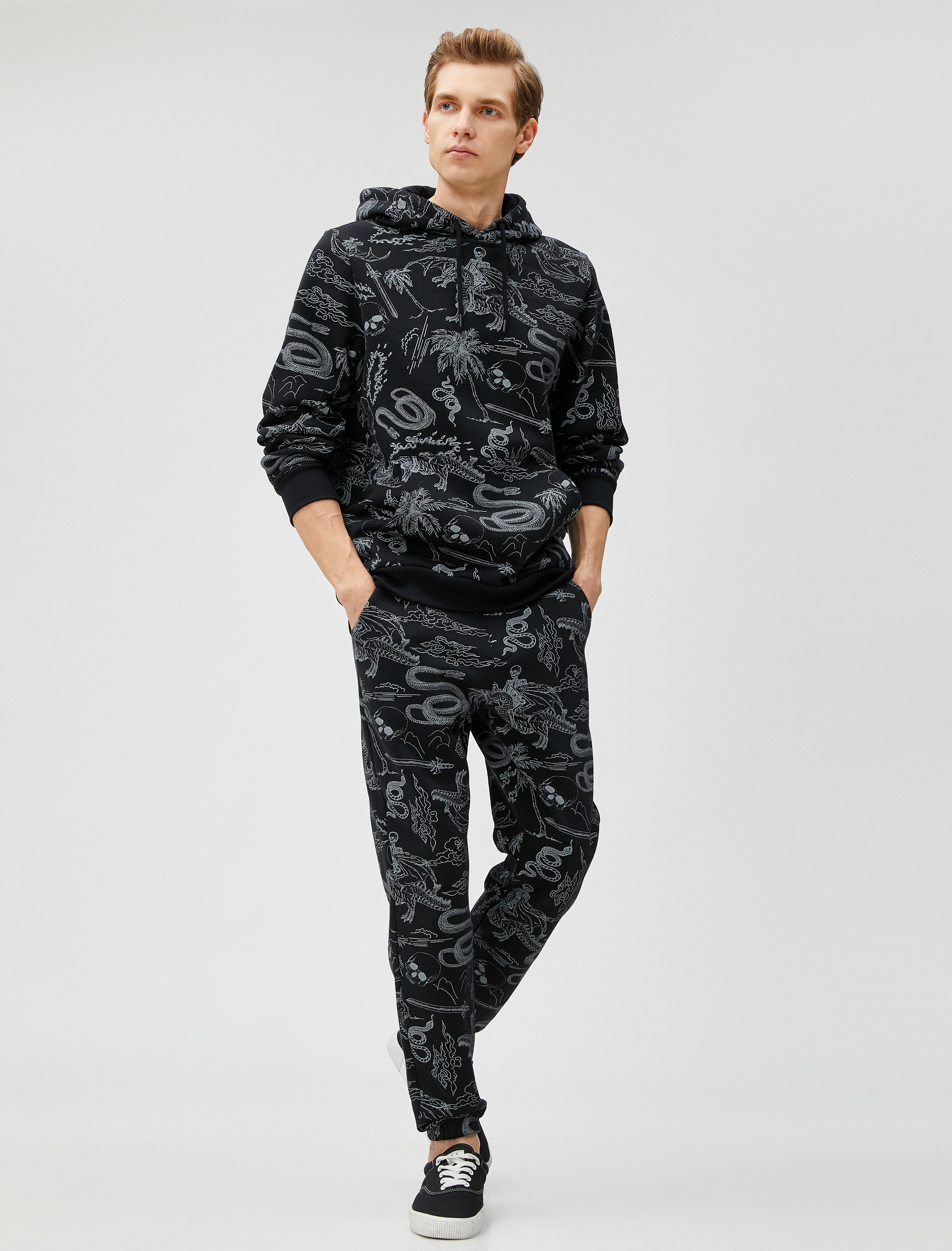   Kapşonlu Sweatshirt Kuru Kafa Baskılı Cep Detaylı Uzun Kollu