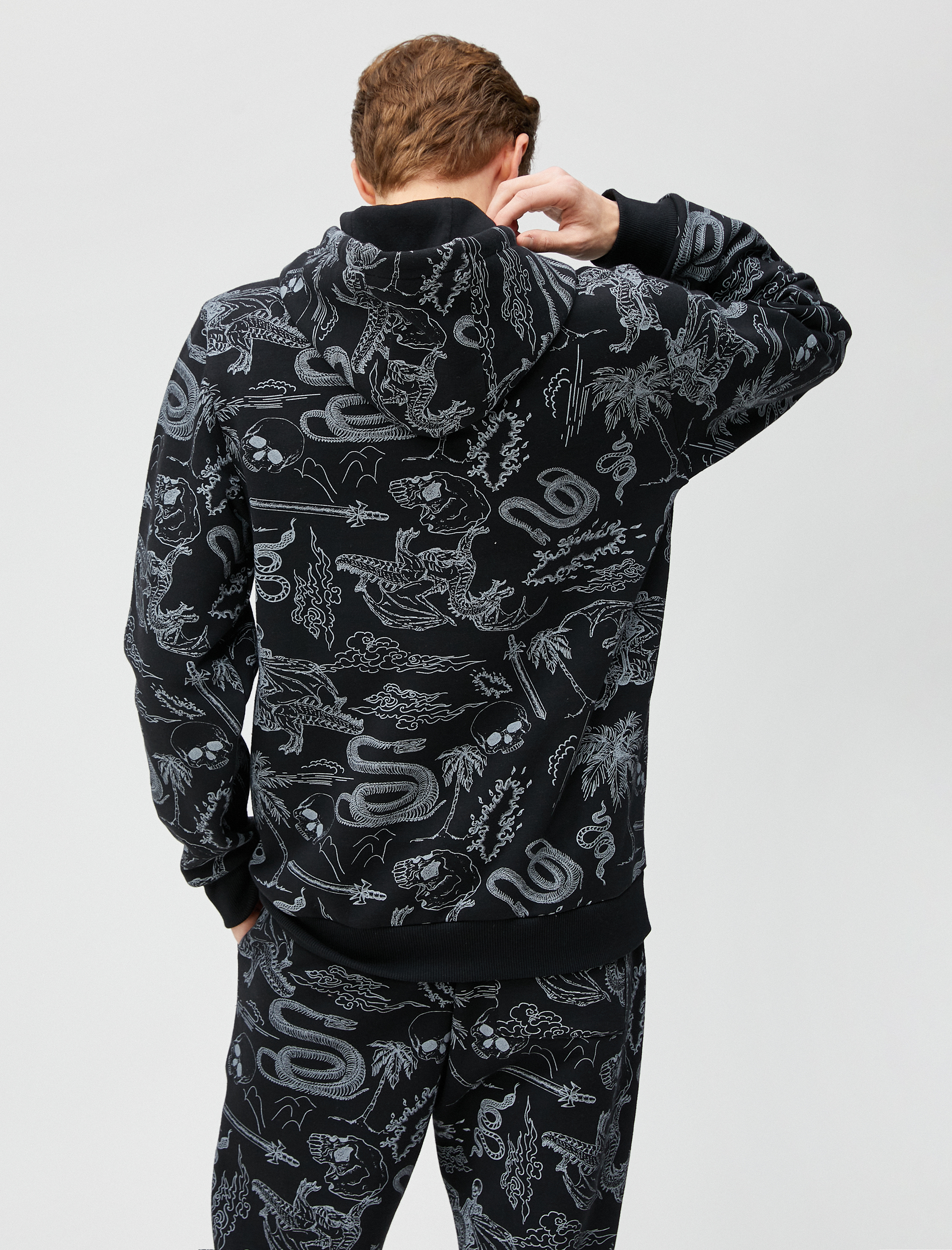   Kapşonlu Sweatshirt Kuru Kafa Baskılı Cep Detaylı Uzun Kollu