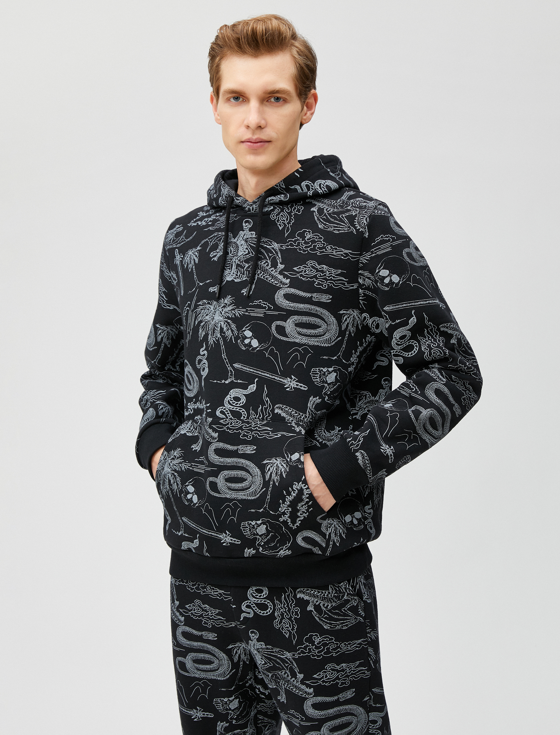   Kapşonlu Sweatshirt Kuru Kafa Baskılı Cep Detaylı Uzun Kollu
