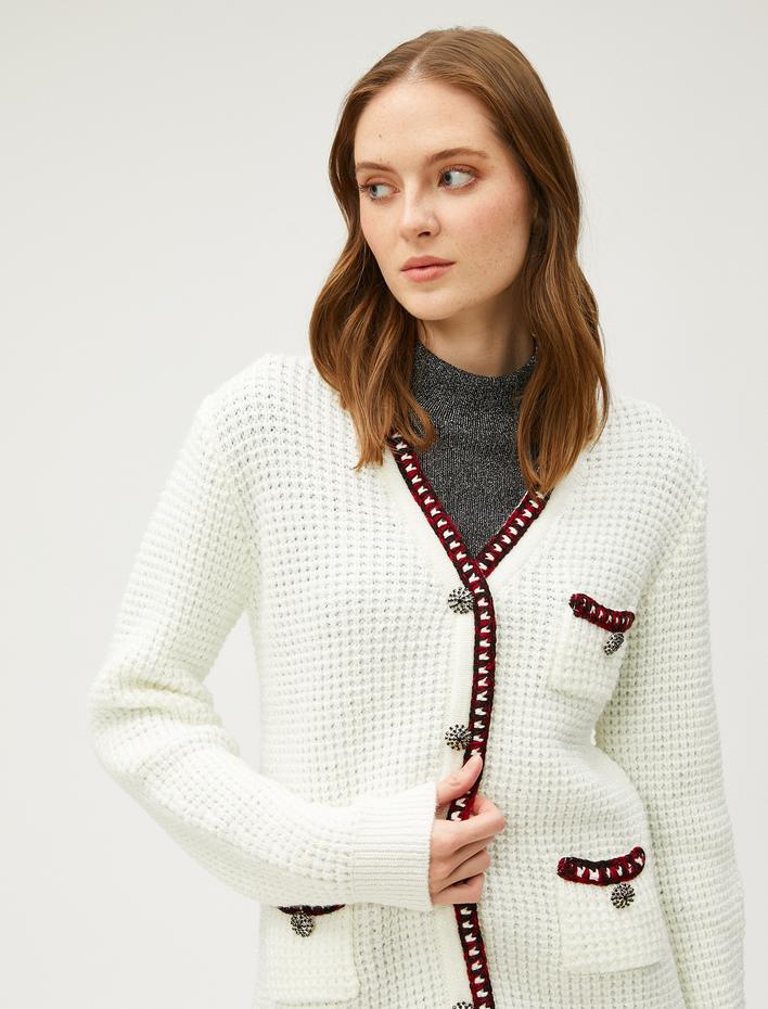  Melis Ağazat X Koton - Düğme Detaylı V Yaka Cepli Örgü Hırka