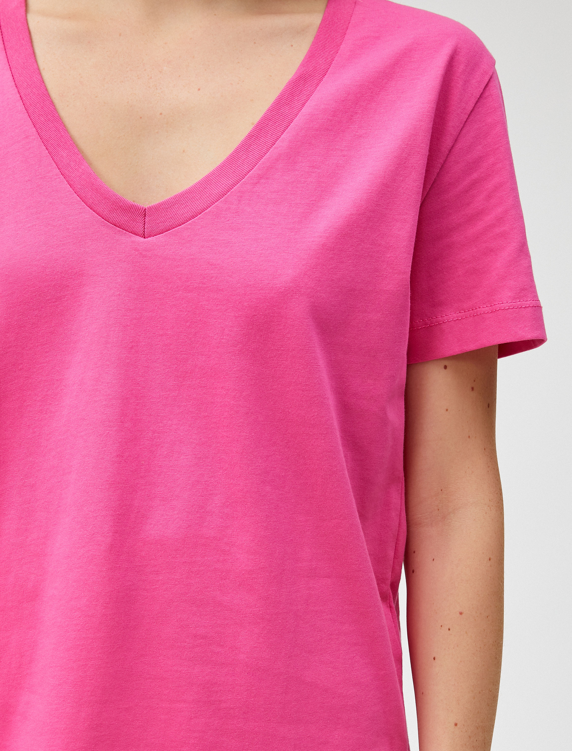   Basic Tişört V Yaka Kısa Kollu