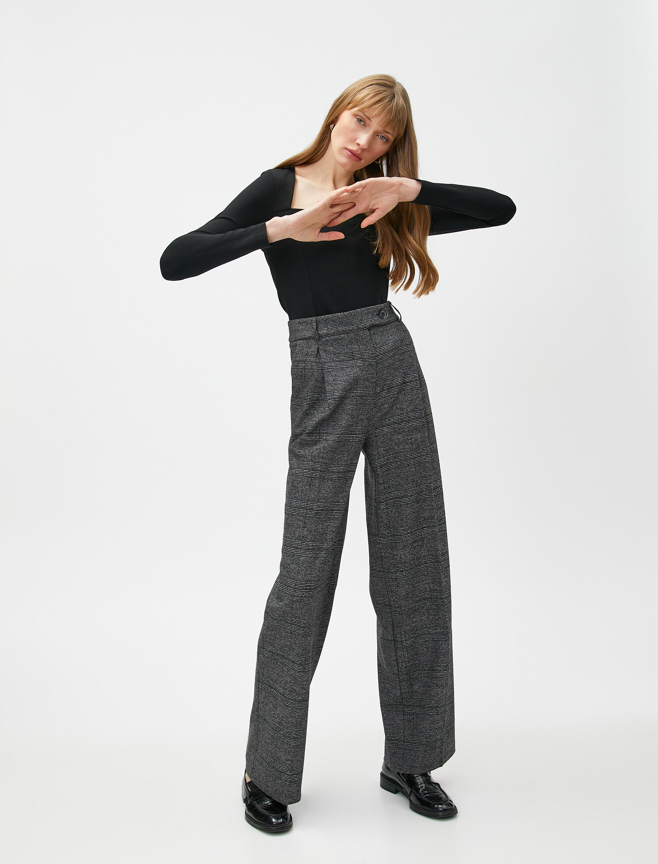   Kare Yaka Dikiş Detaylı Bluz