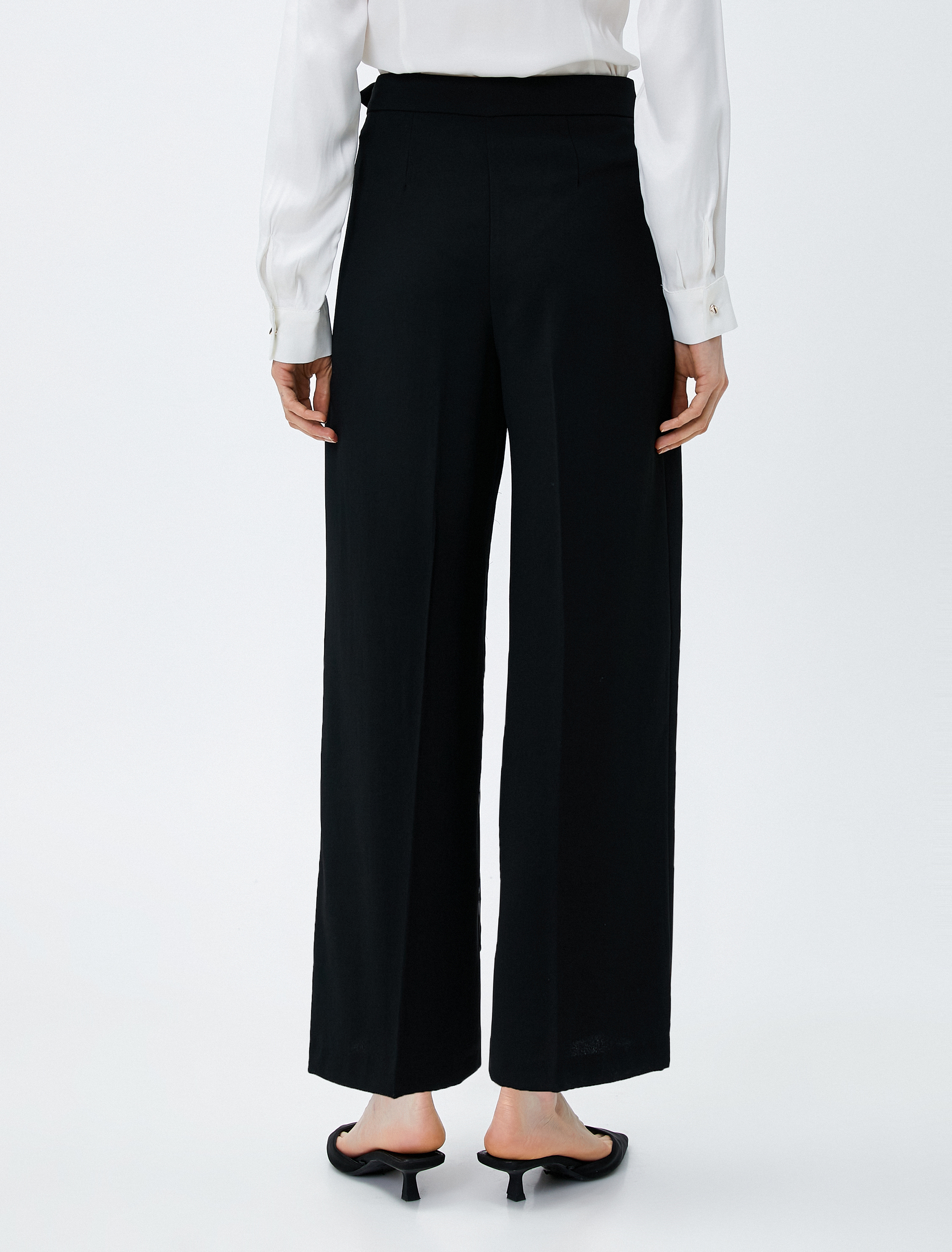   Bol Paça Kumaş Pantolon Kemer Detaylı