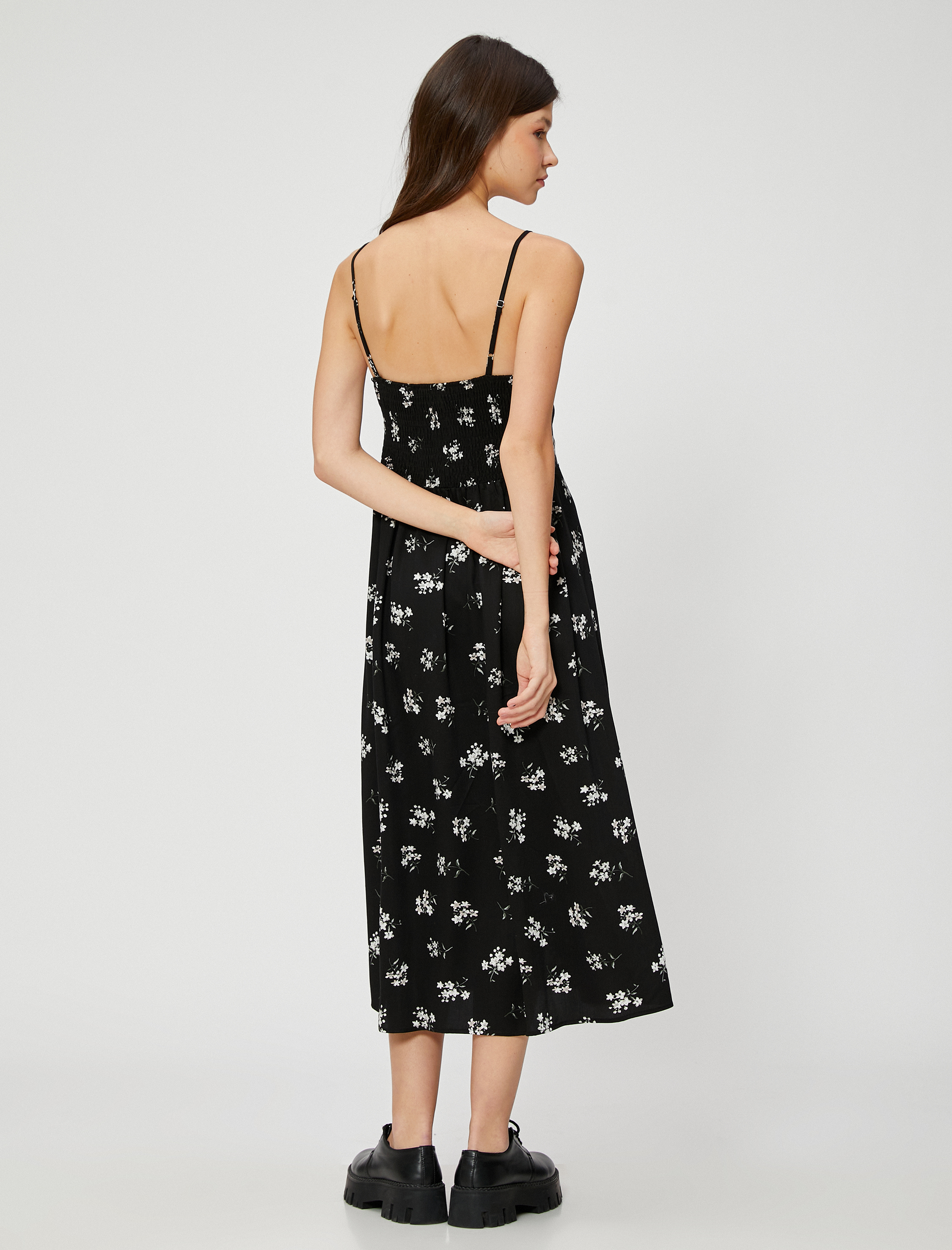 Koton Midi Elbise Çiçekli Askılı Yırtmaç Detaylı Viskon Karışımlı. 4