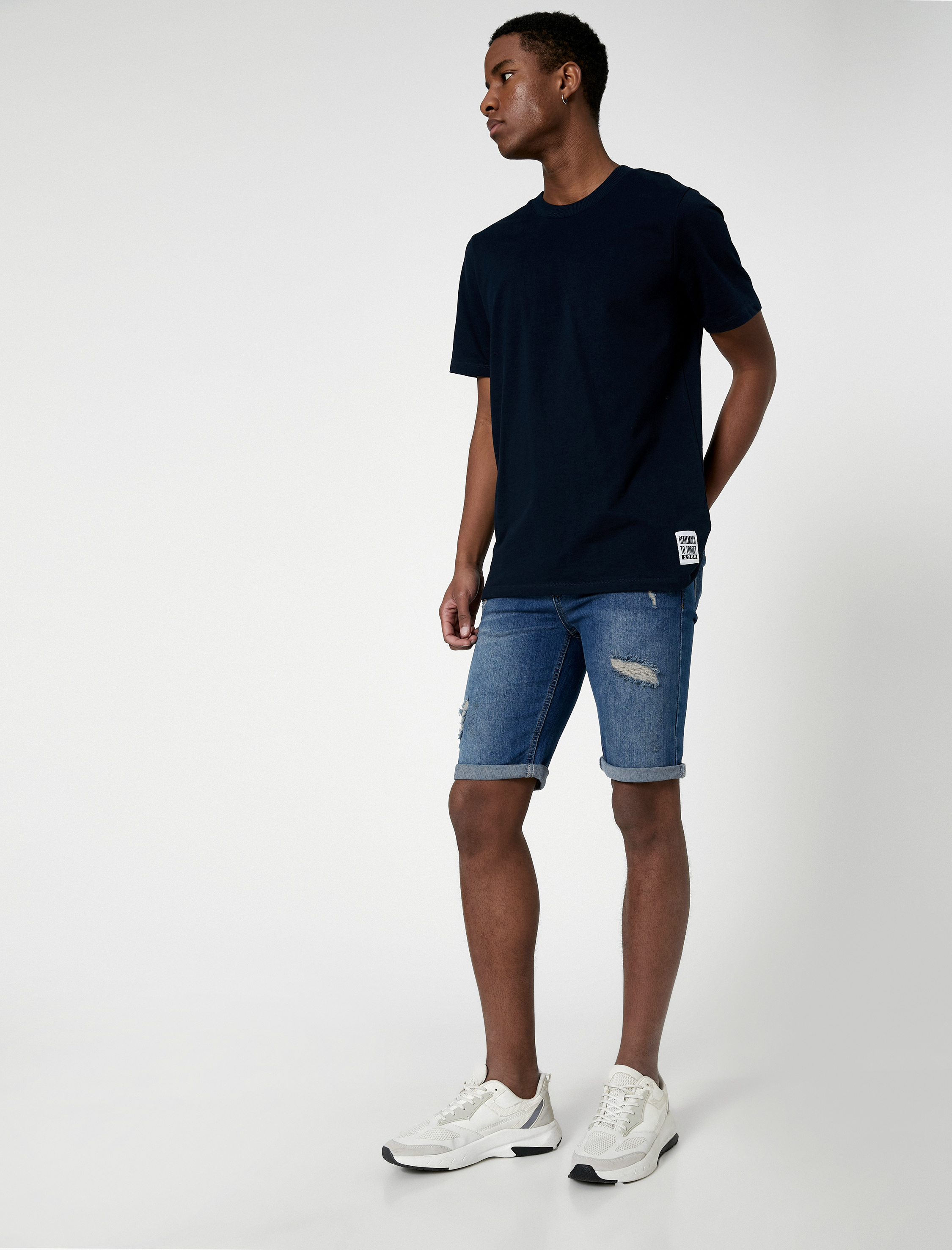   Yırtık Kot Şort Katlı Paça Detaylı Düğmeli