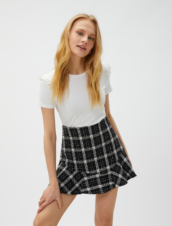  Omzu Fırfır Detaylı Tişört