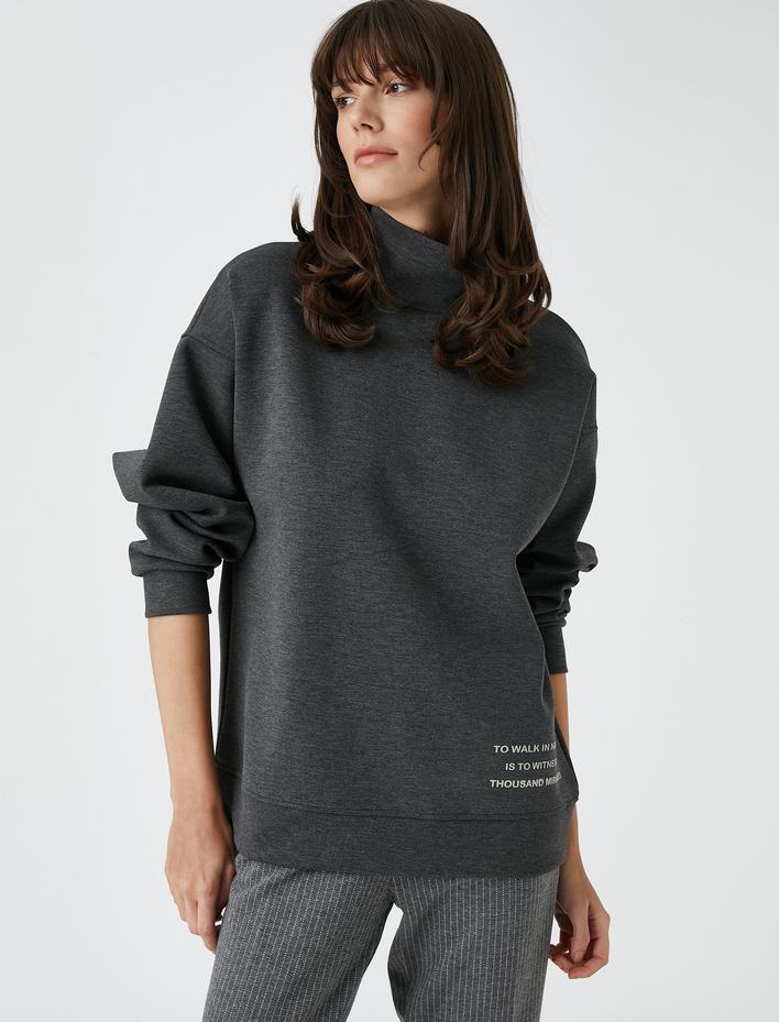  Koton X Şahika Ercümen - Balıkçı Yaka Baskılı Sweatshirt