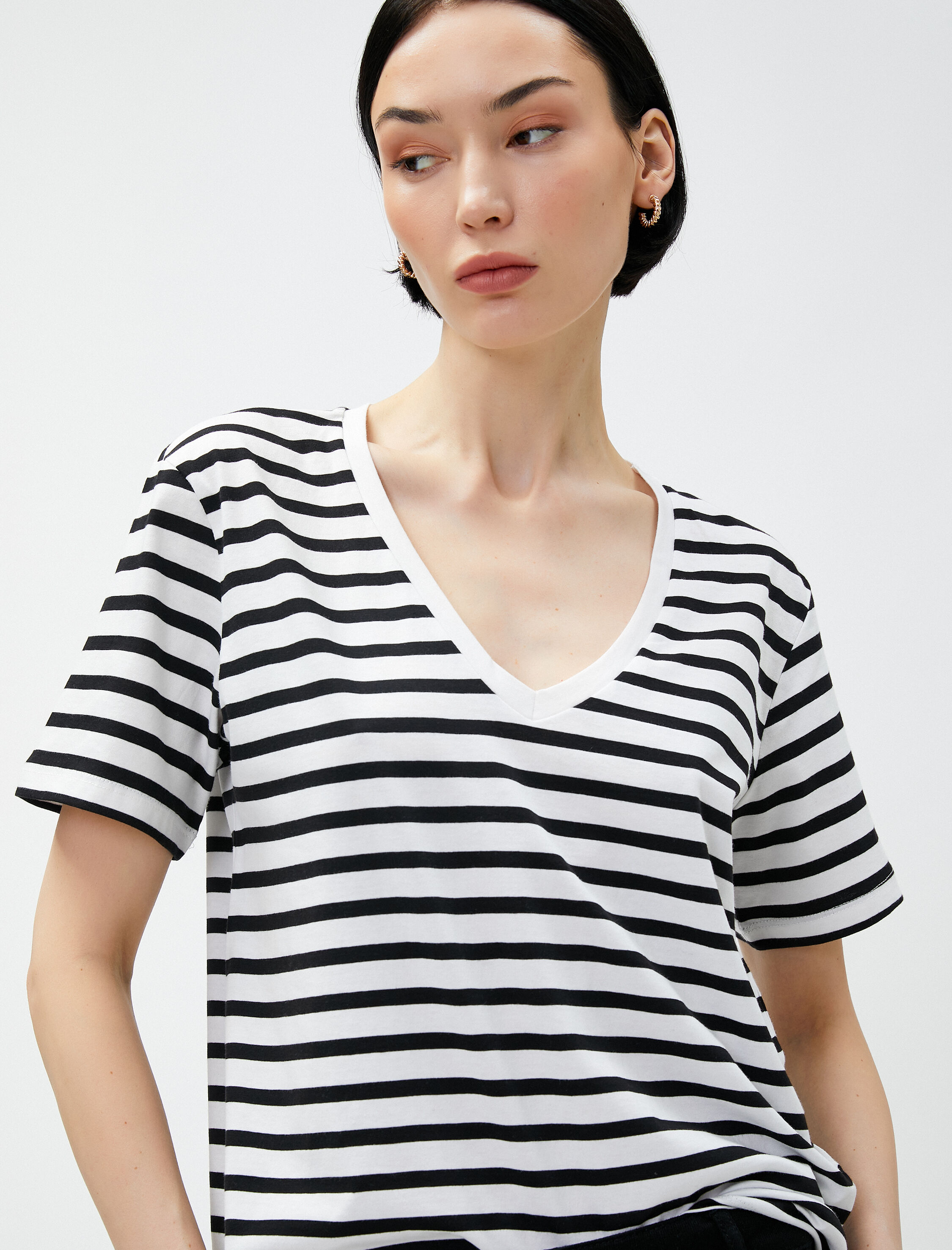   V Yaka Tişört Kısa Kollu