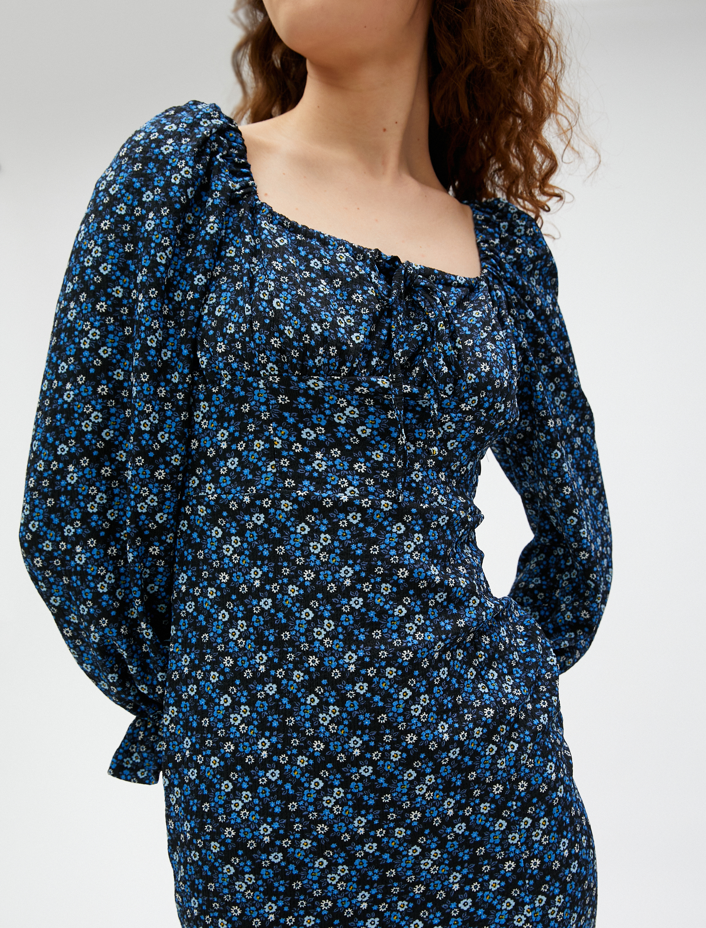   Çiçekli Elbise Midi Kare Yaka Balon Kollu Yırtmaçlı