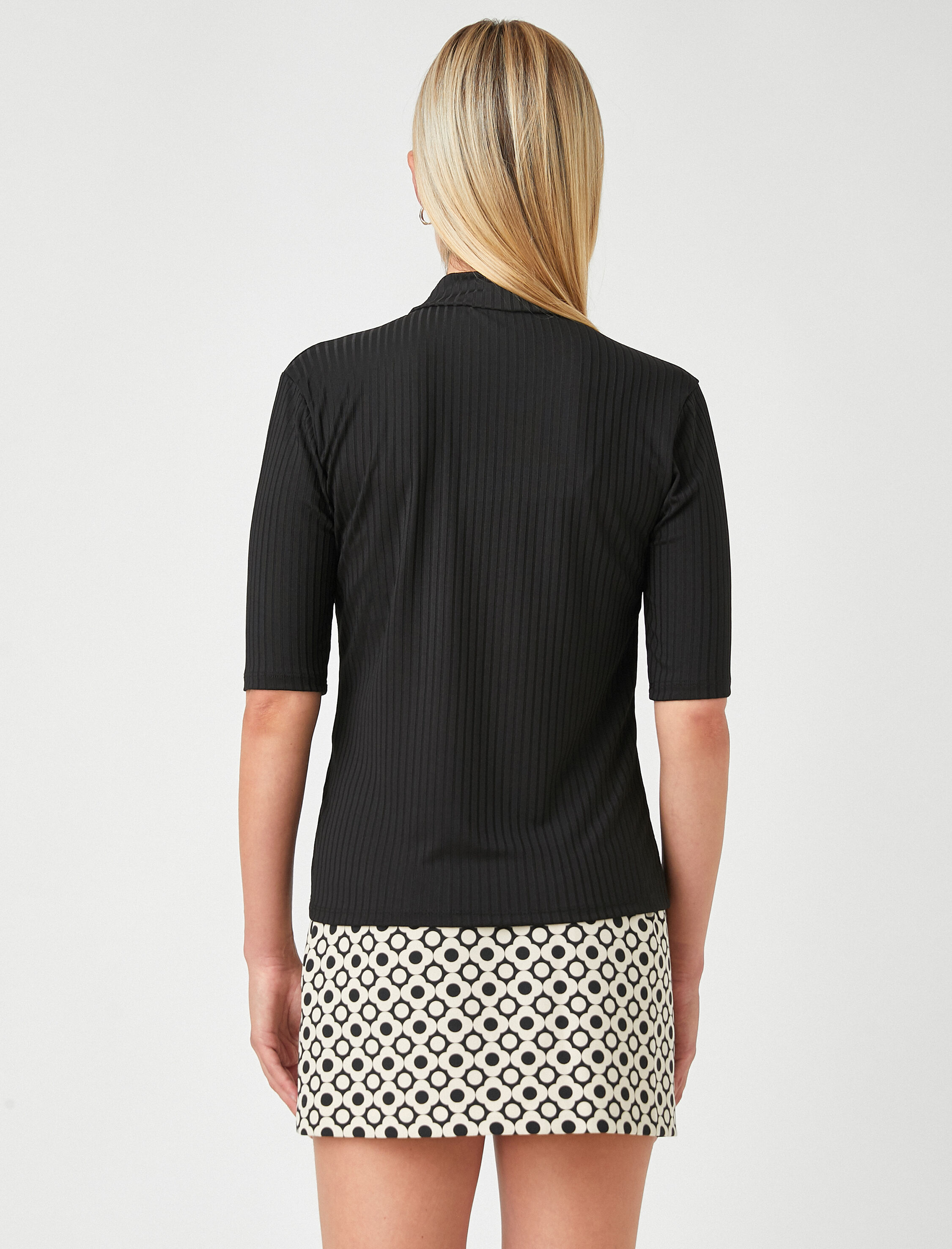   Dik Yaka Tişört Yarım Kollu