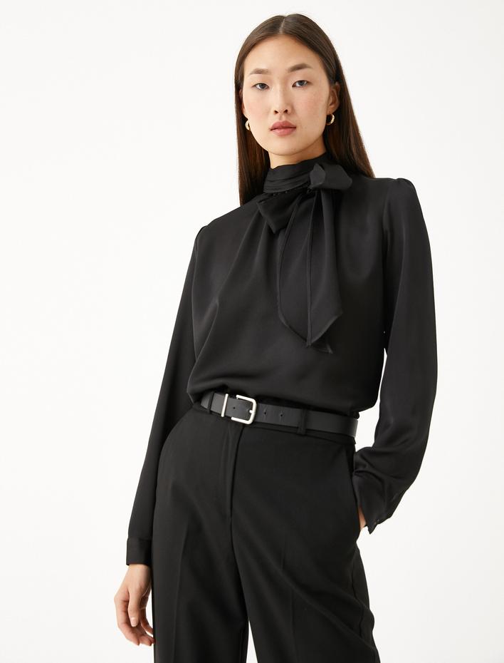  Fiyonk Detaylı Bluz Dik Yaka