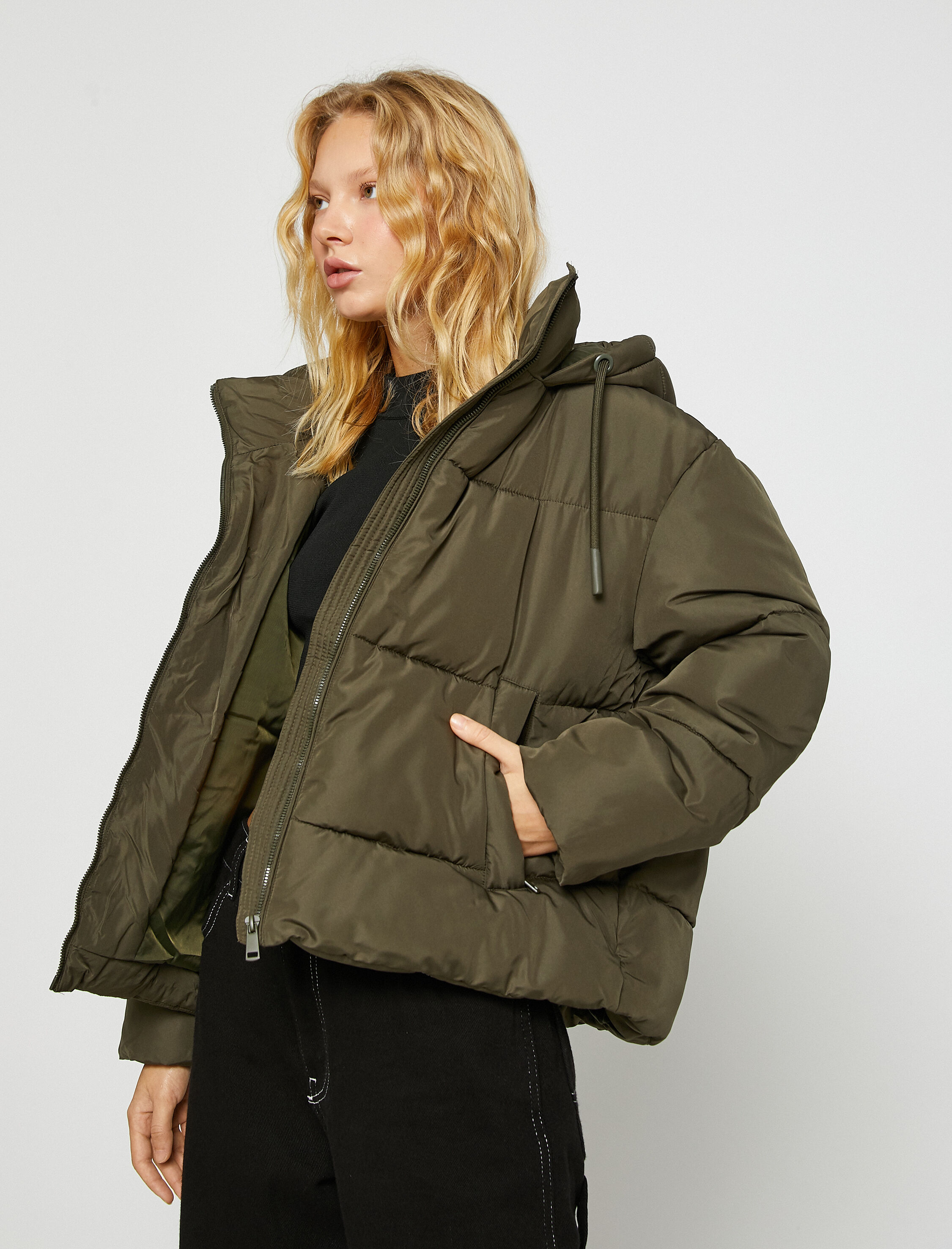   Şişme Mont Kapüşonlu Cep Detaylı