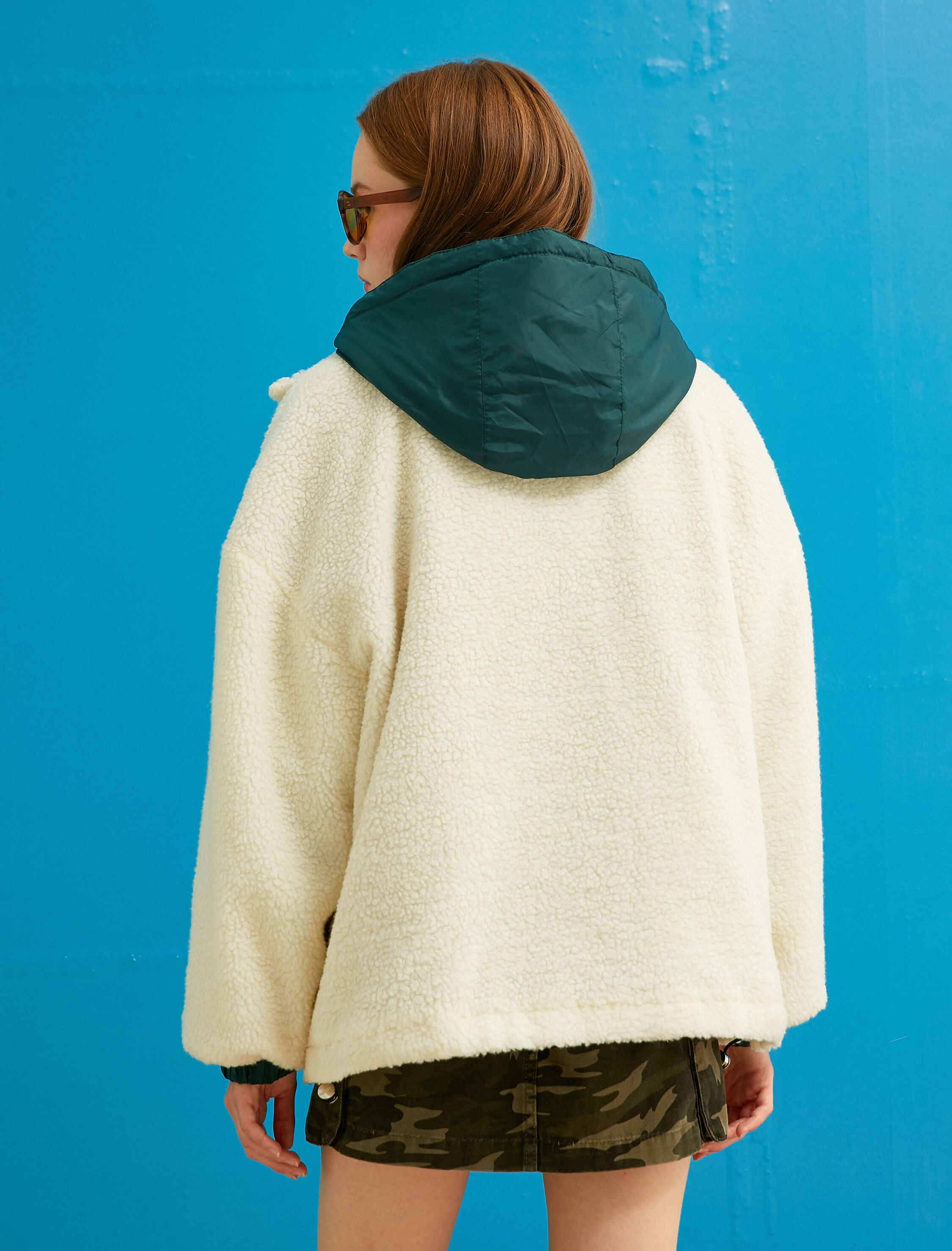   Peluş Ceket Oversize Kapüşonlu Fermuarlı Çıtçıt Düğmeli Cep Detaylı