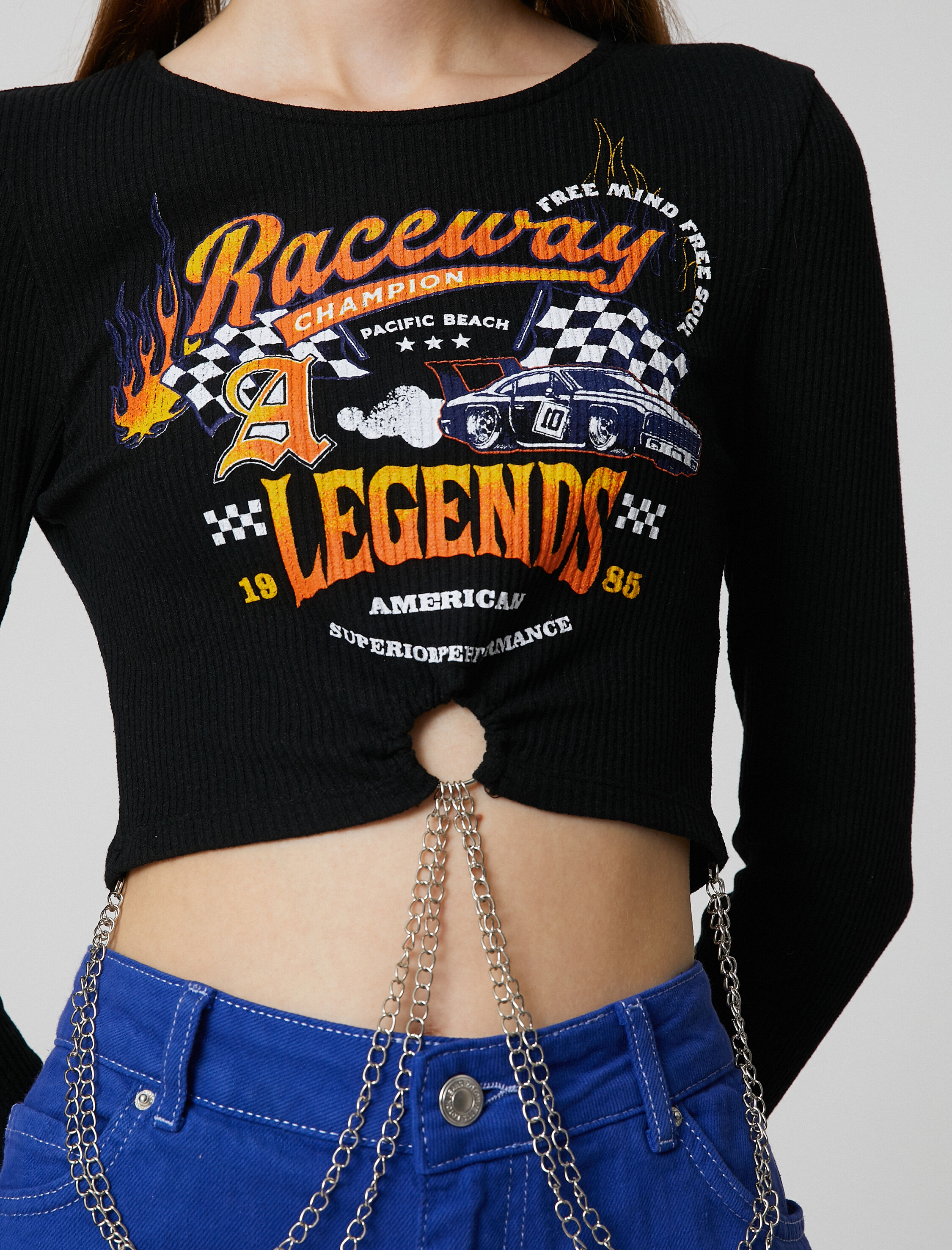   Crop Tişört Uzun Kollu Zincirli Pencere Detaylı Baskılı