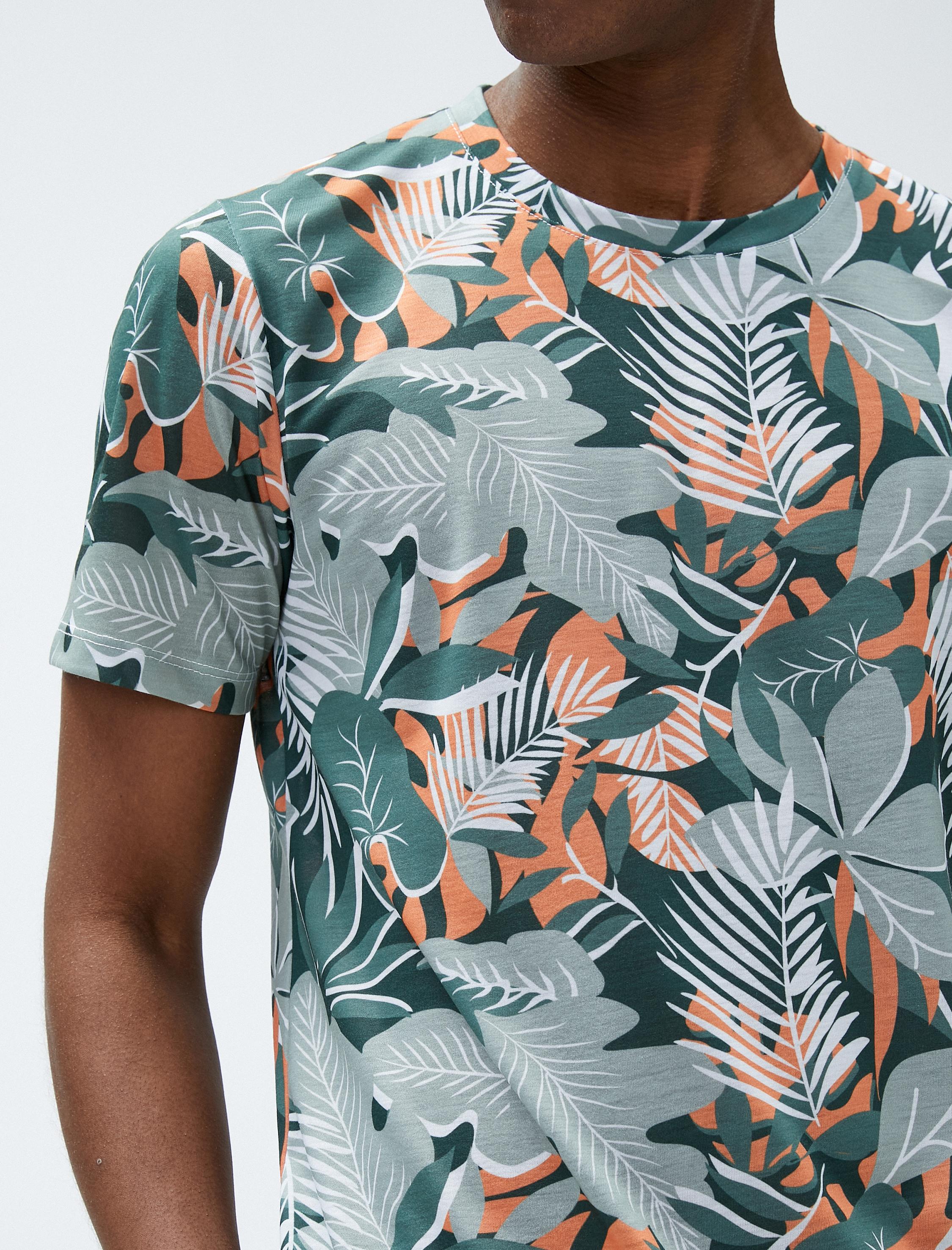   Yaprak Baskılı Tişört Bisiklet Yaka Dar Kesim Kısa Kollu