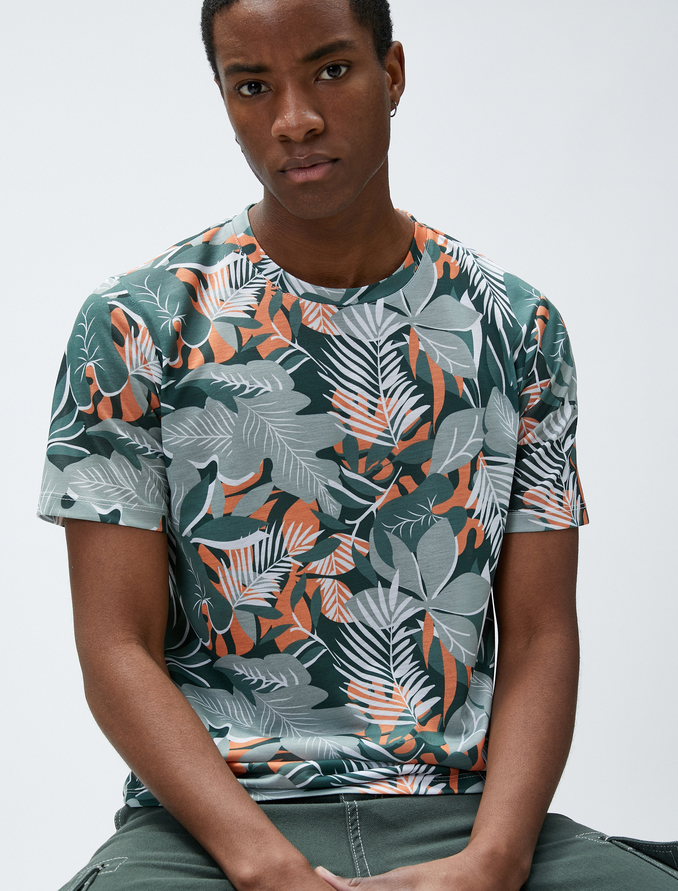   Yaprak Baskılı Tişört Bisiklet Yaka Dar Kesim Kısa Kollu