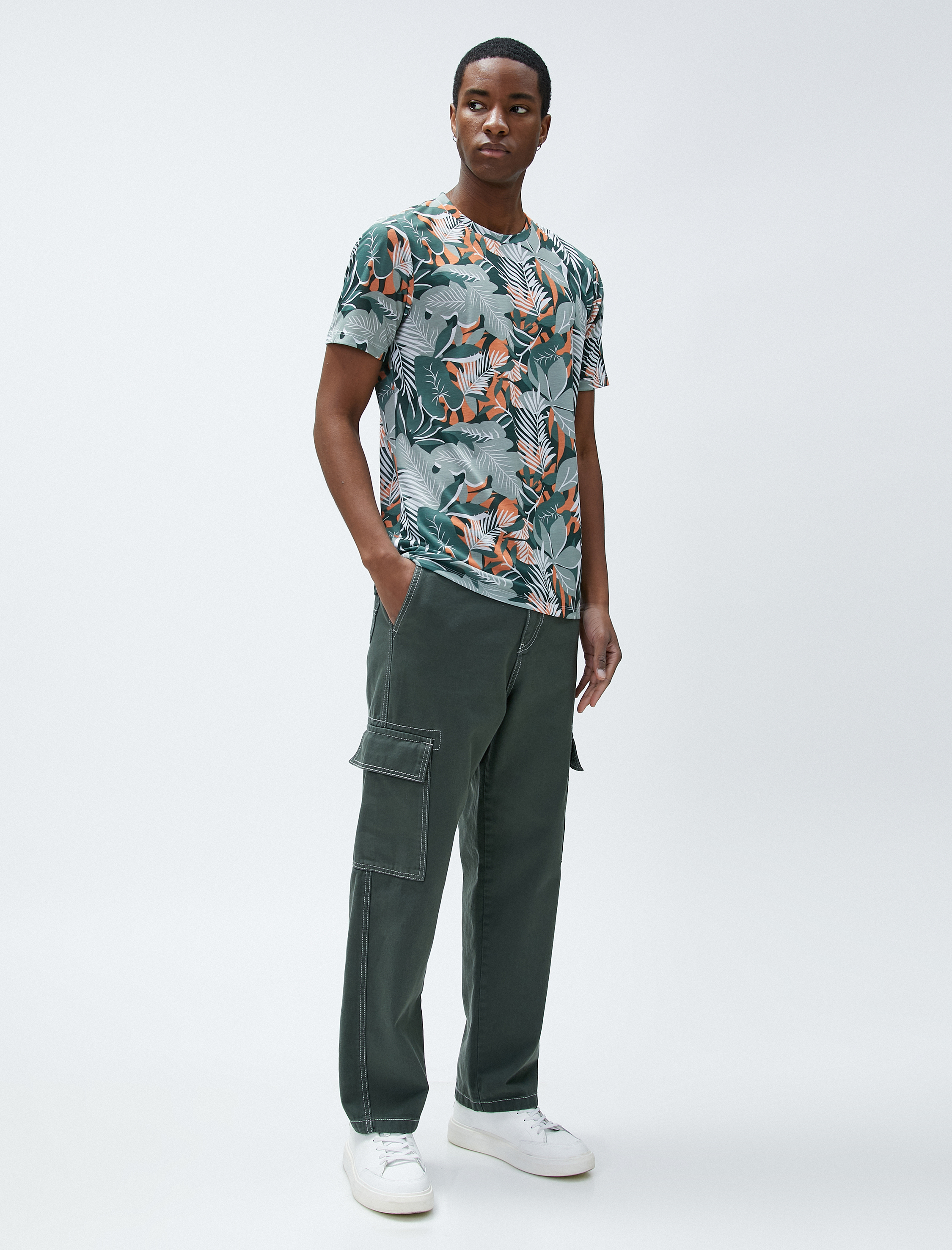   Yaprak Baskılı Tişört Bisiklet Yaka Dar Kesim Kısa Kollu