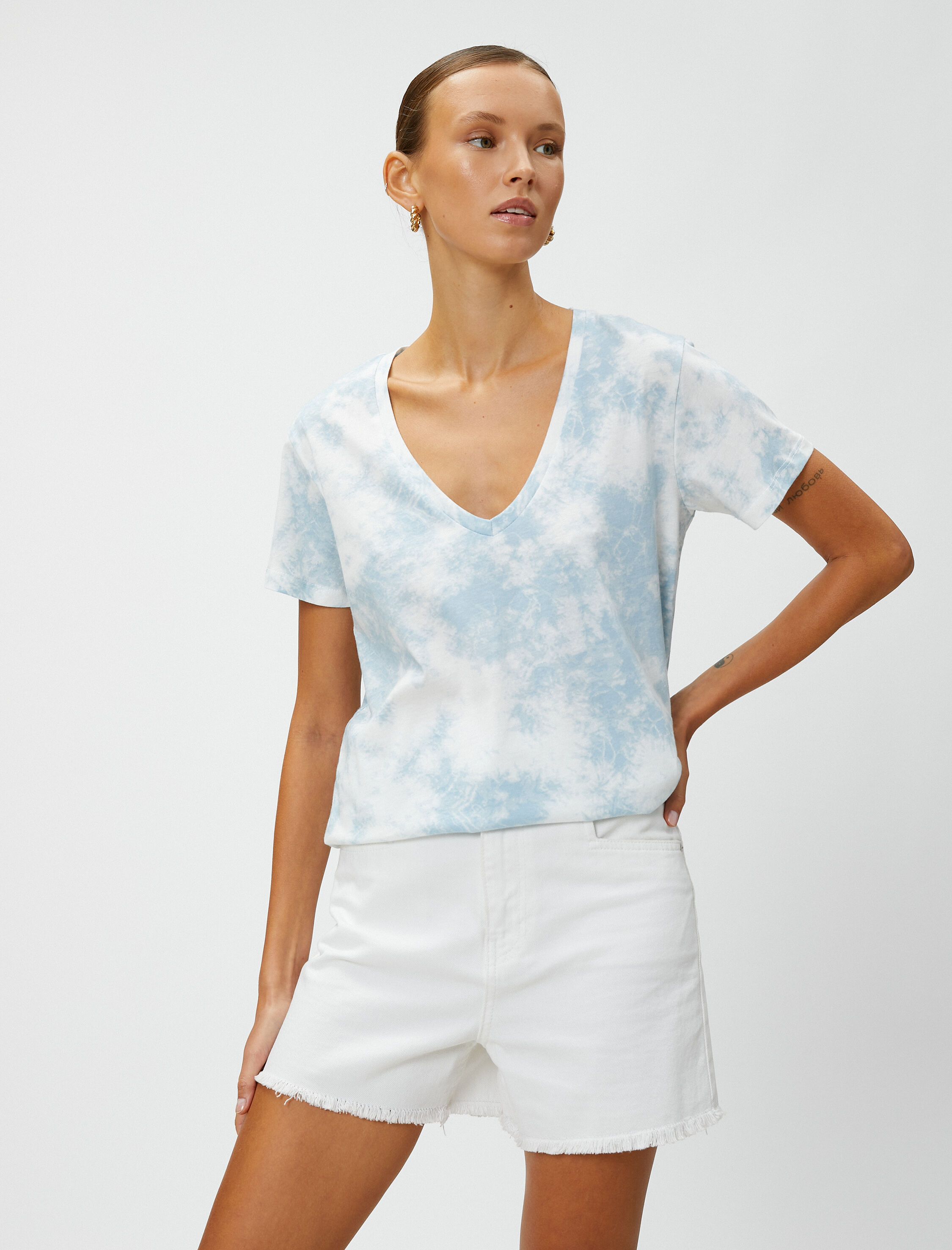   Batik Görünümlü Tişört V Yaka