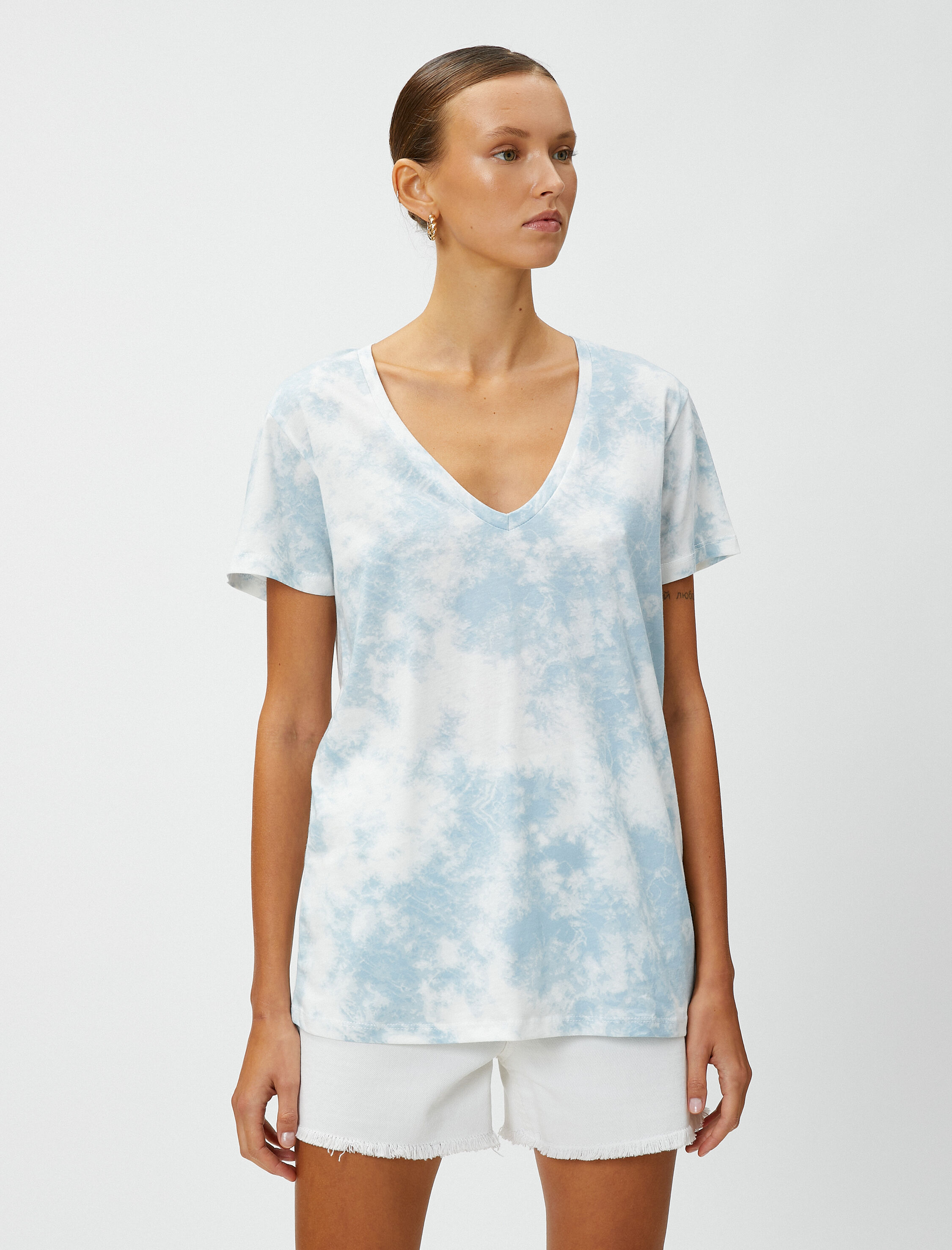   Batik Görünümlü Tişört V Yaka