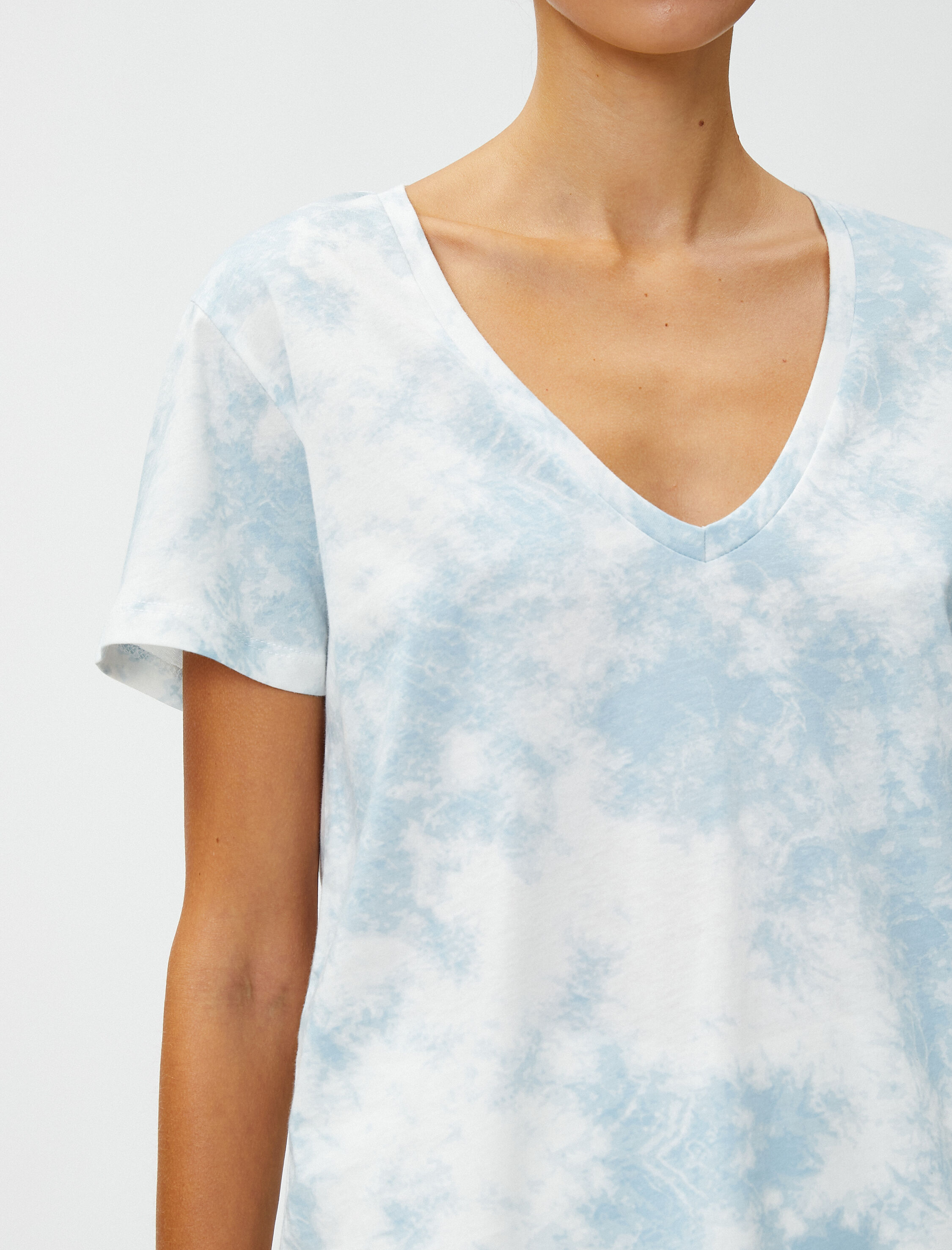   Batik Görünümlü Tişört V Yaka