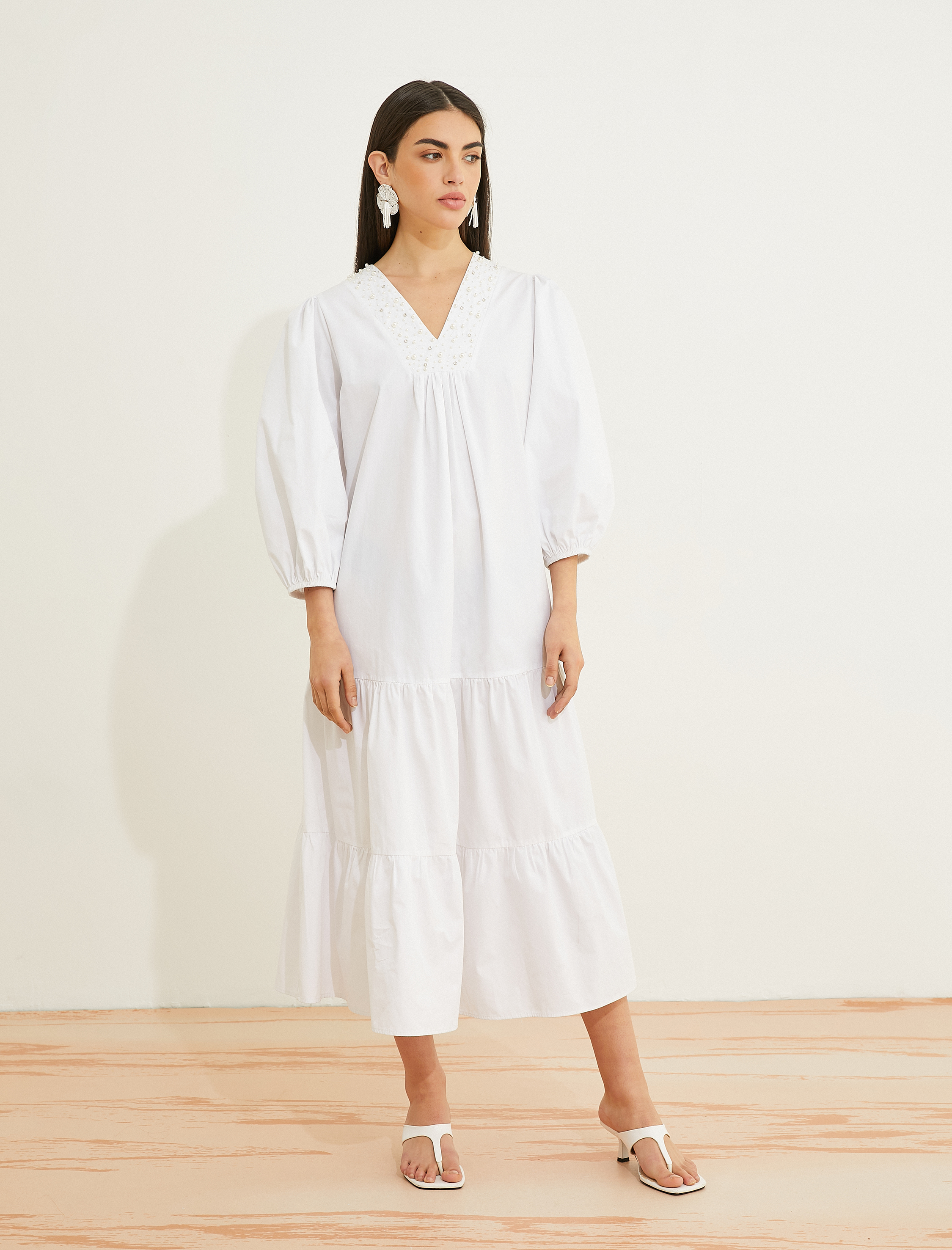 Uzun Elbise İnci Detaylı V Yaka