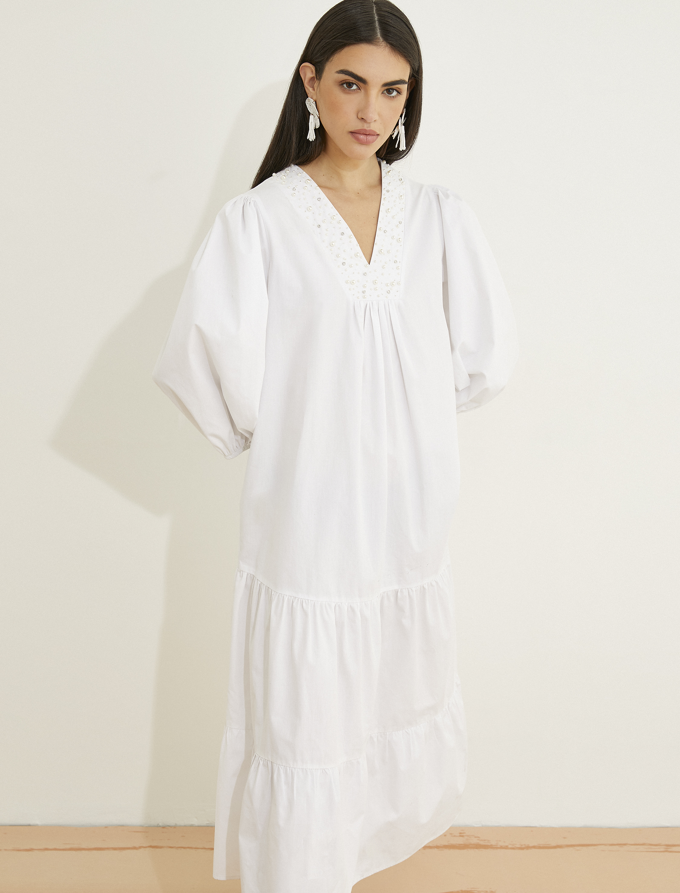 Uzun Elbise İnci Detaylı V Yaka