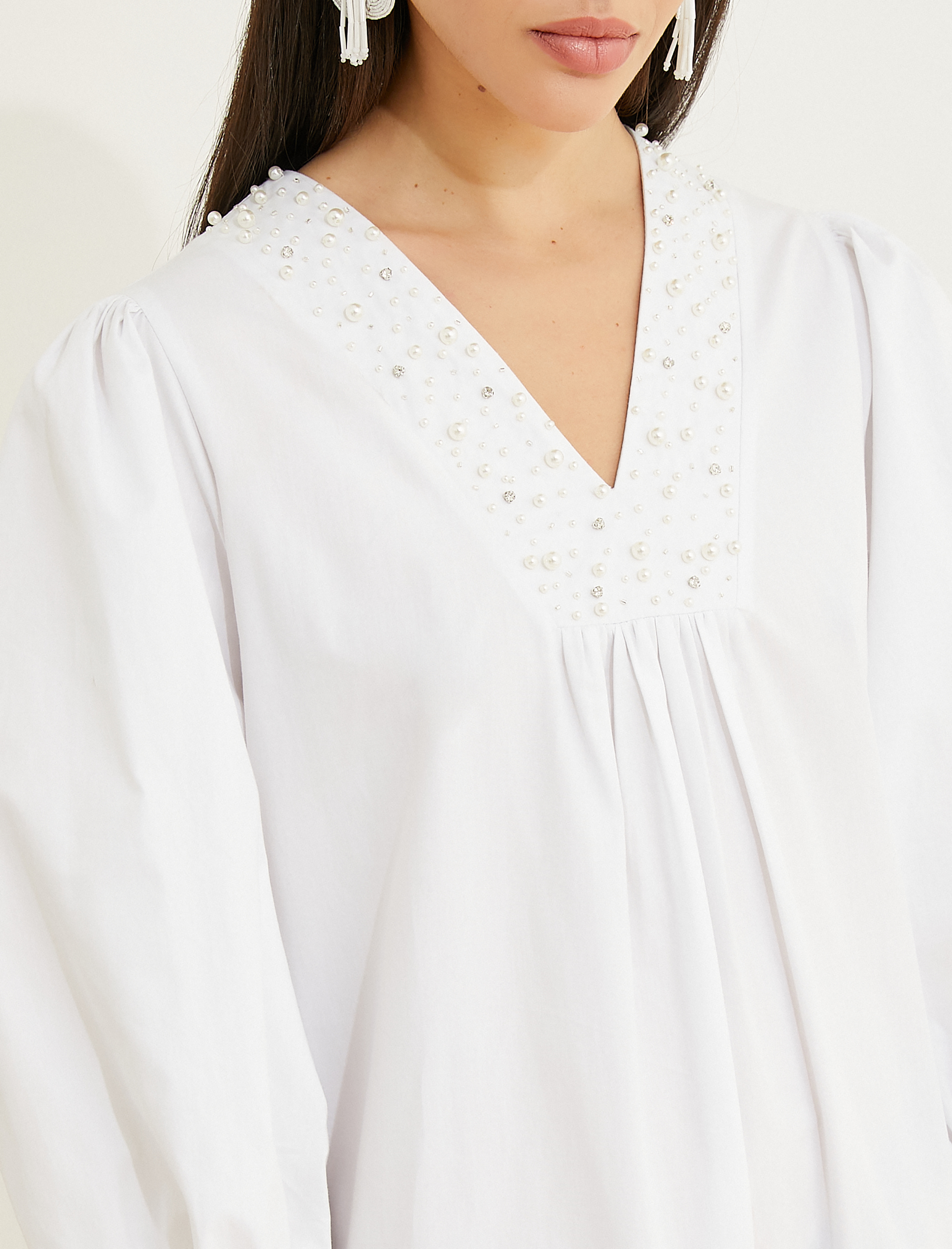 Uzun Elbise İnci Detaylı V Yaka