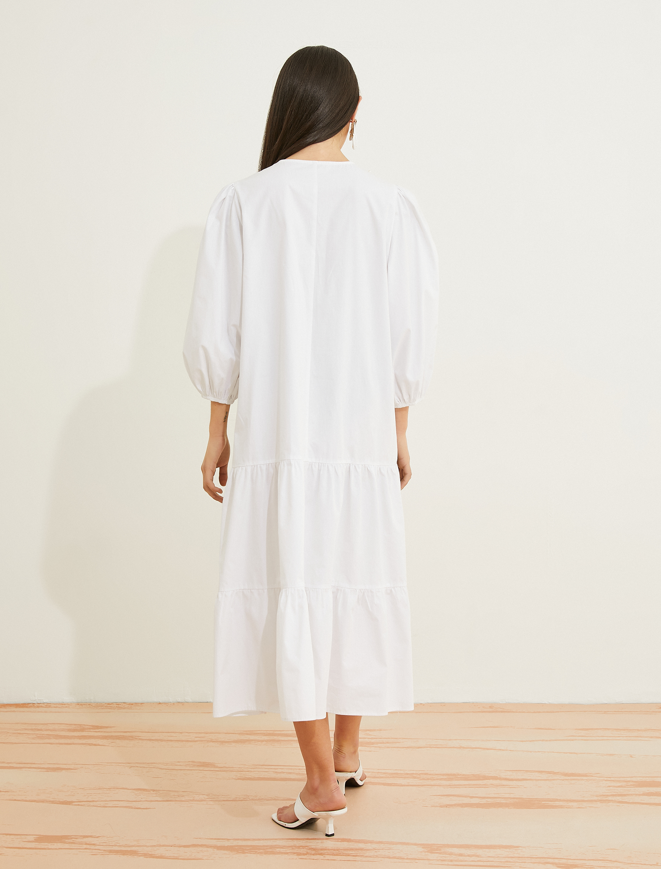 Uzun Elbise İnci Detaylı V Yaka