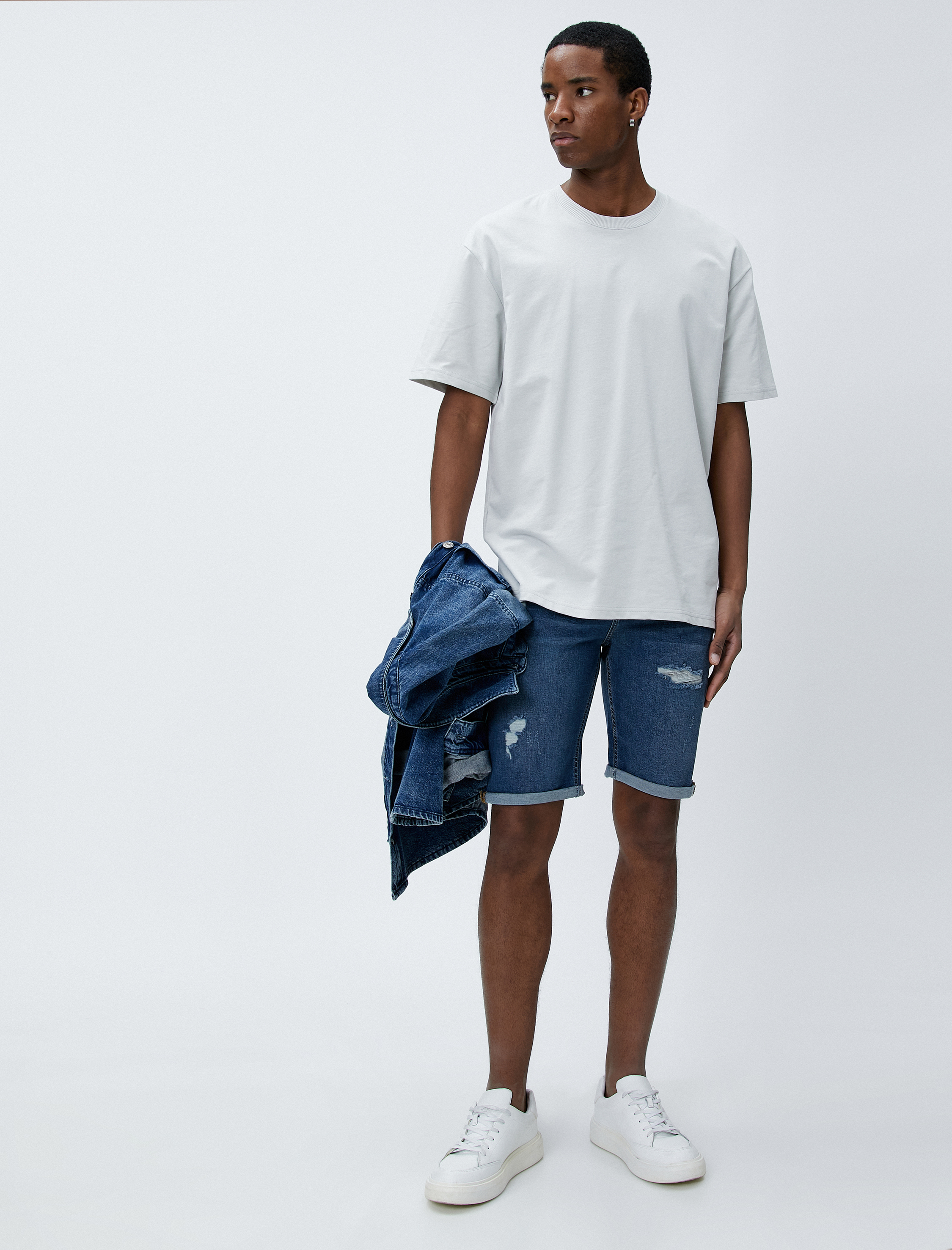   Yırtık Kot Şort Katlı Paça Detaylı Cepli Düğmeli