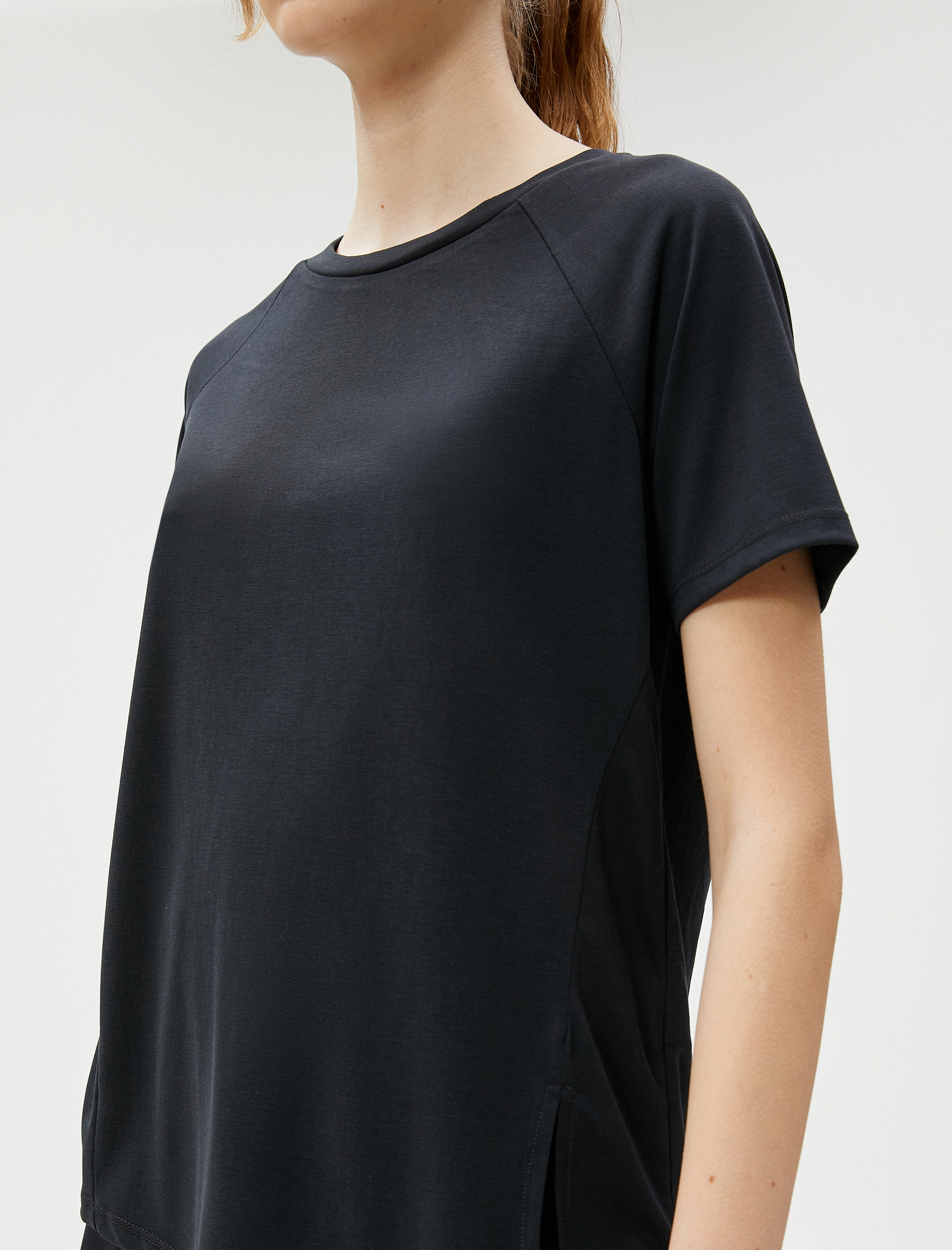   Modal Karışımlı Spor Tişört Yırtmaç Detaylı