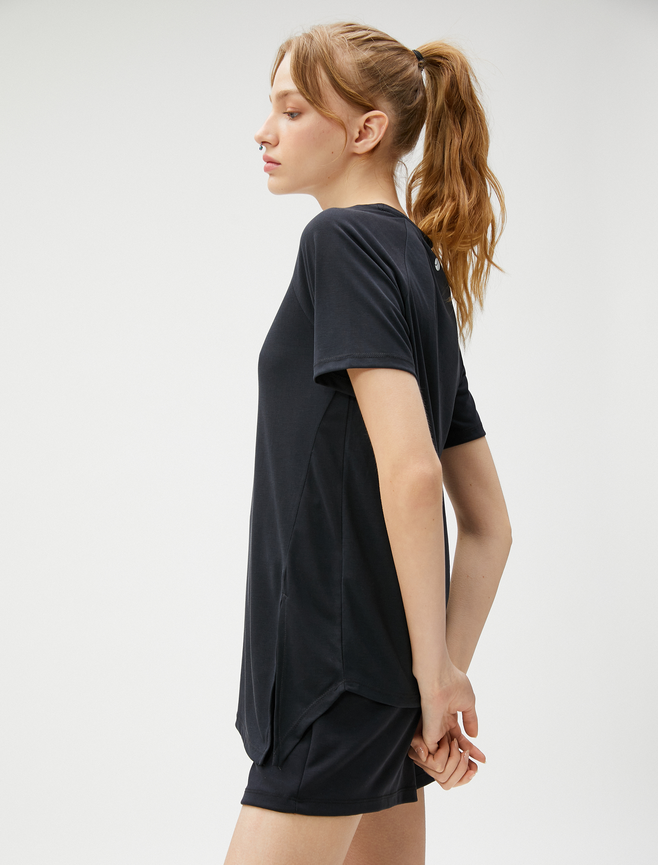   Modal Karışımlı Spor Tişört Yırtmaç Detaylı