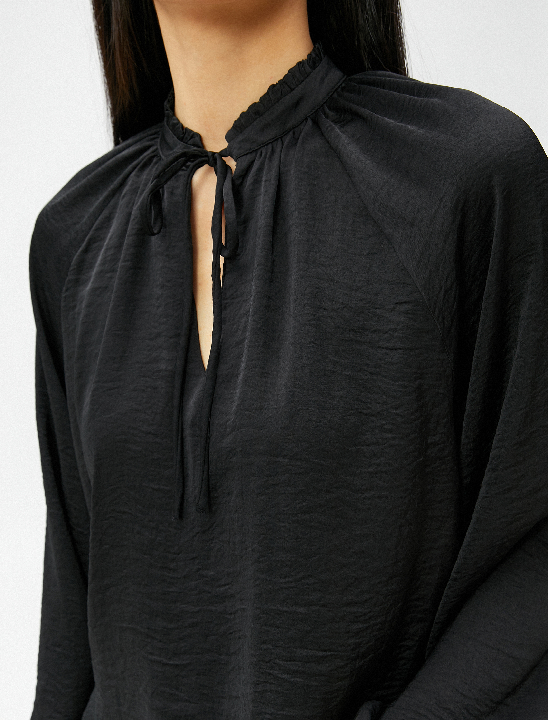   Yakası Bağlama Detaylı Bluz