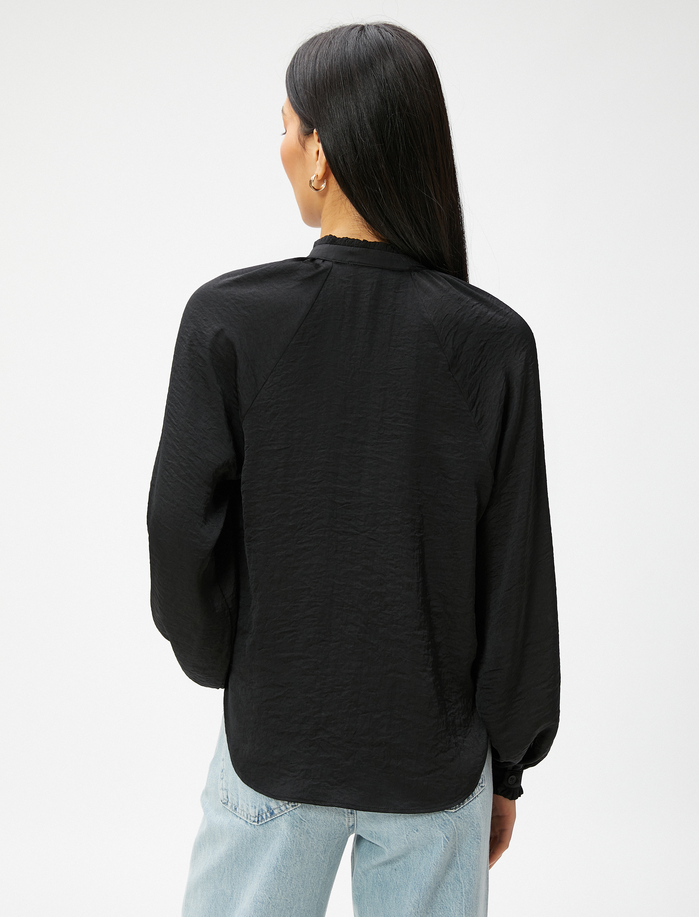   Yakası Bağlama Detaylı Bluz