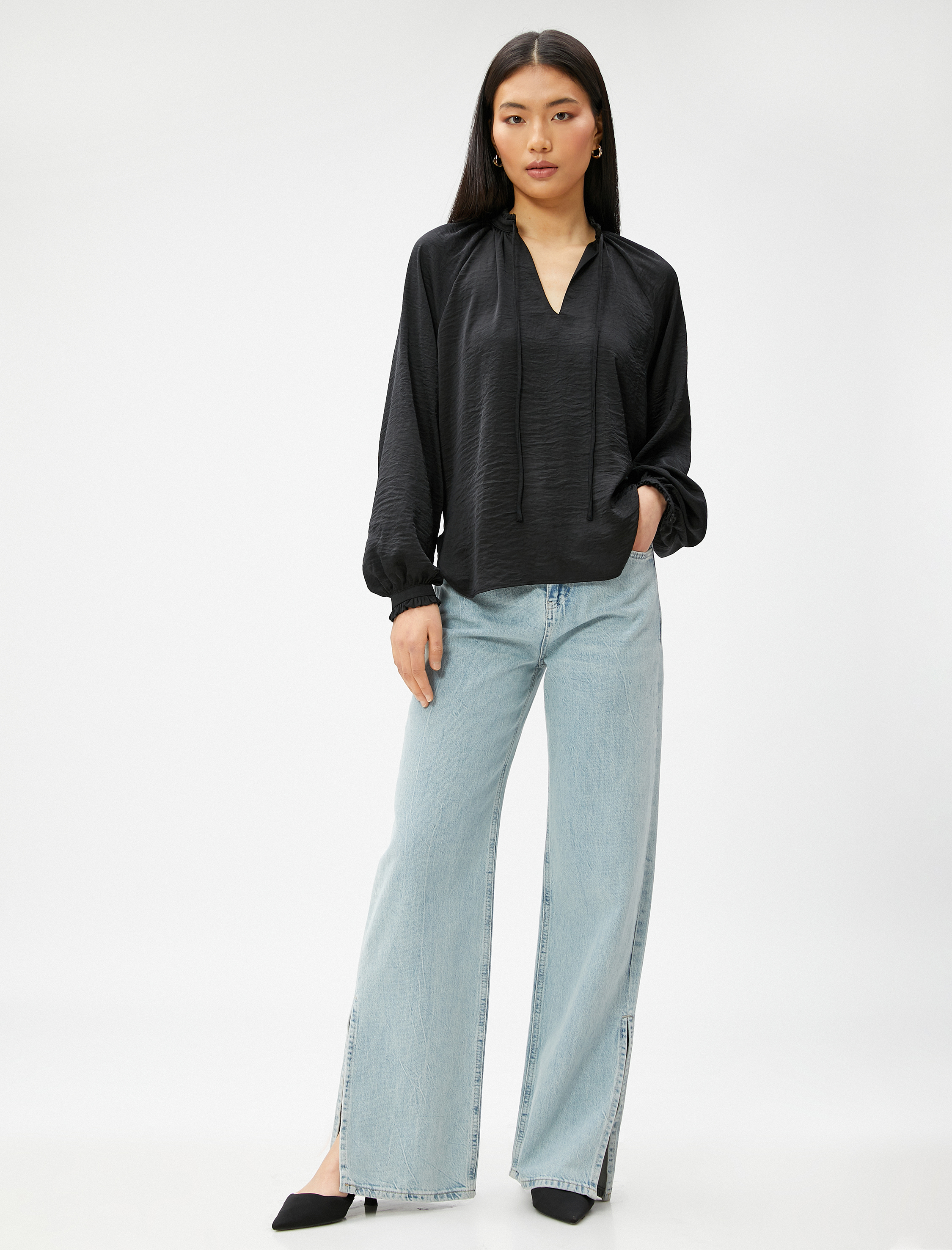   Yakası Bağlama Detaylı Bluz