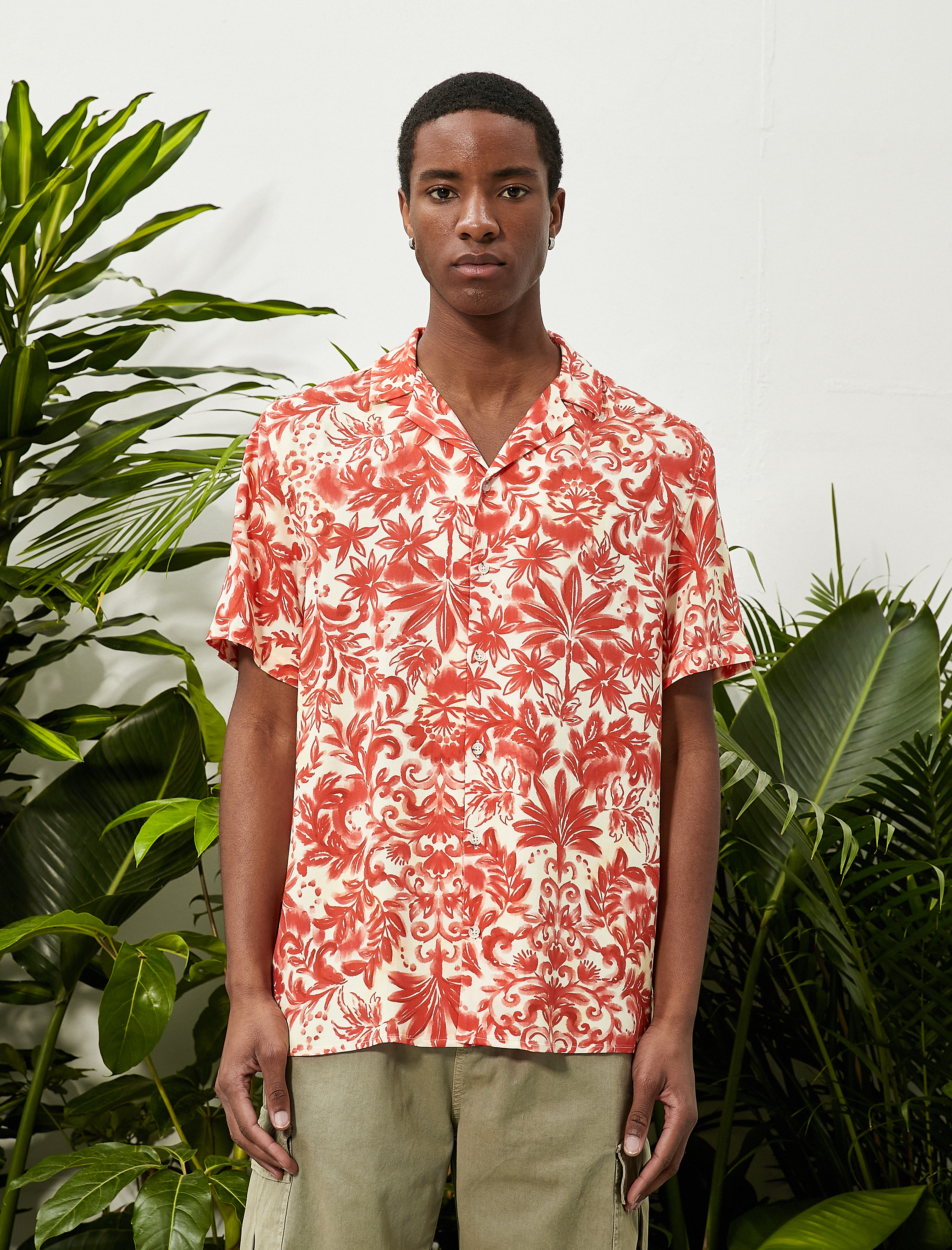   Çiçekli Baskılı Gömlek Kısa Kollu Devrik Yaka