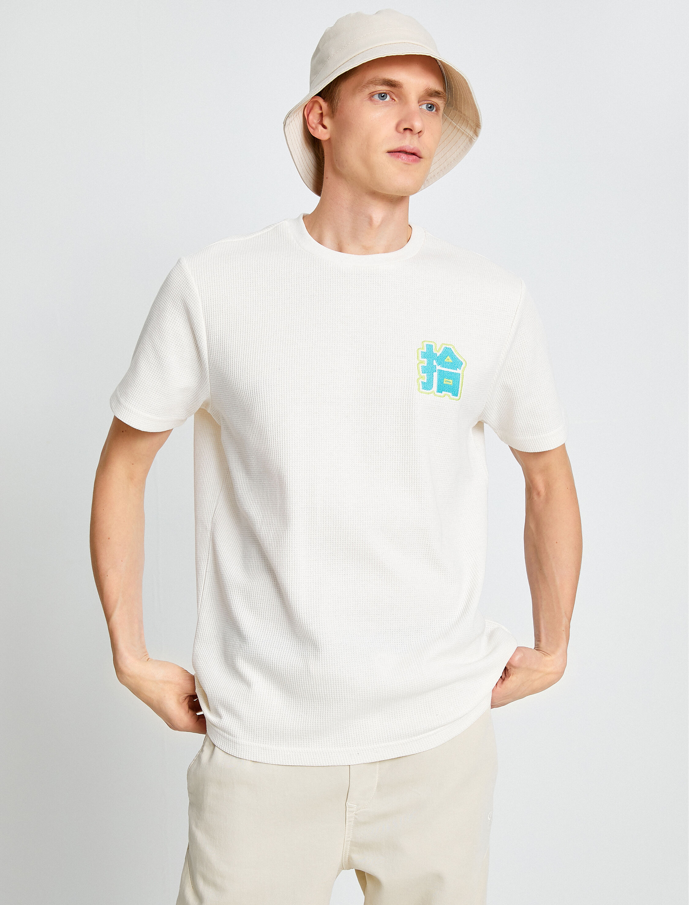   Uzakdoğu İşlemeli Tişört