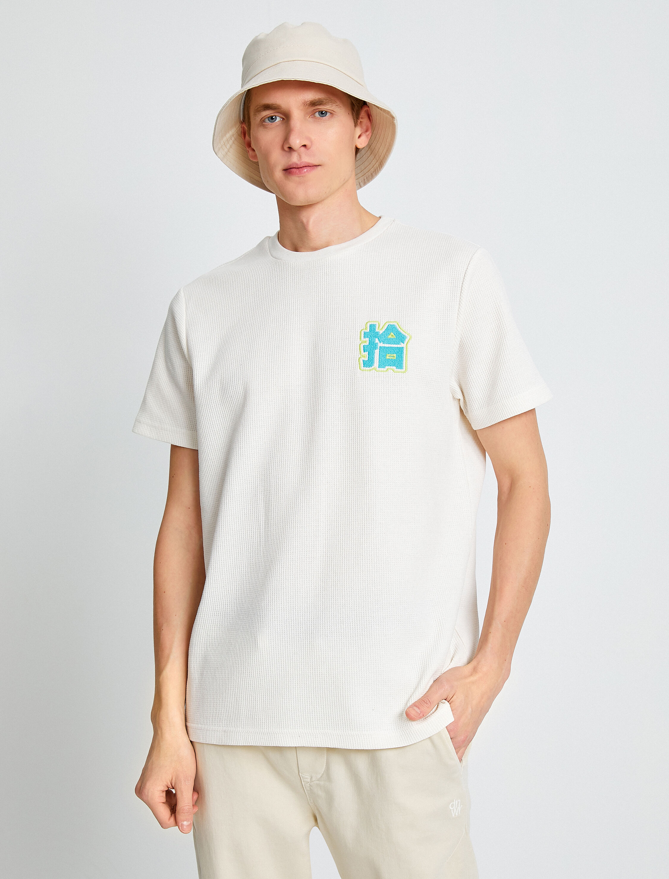   Uzakdoğu İşlemeli Tişört